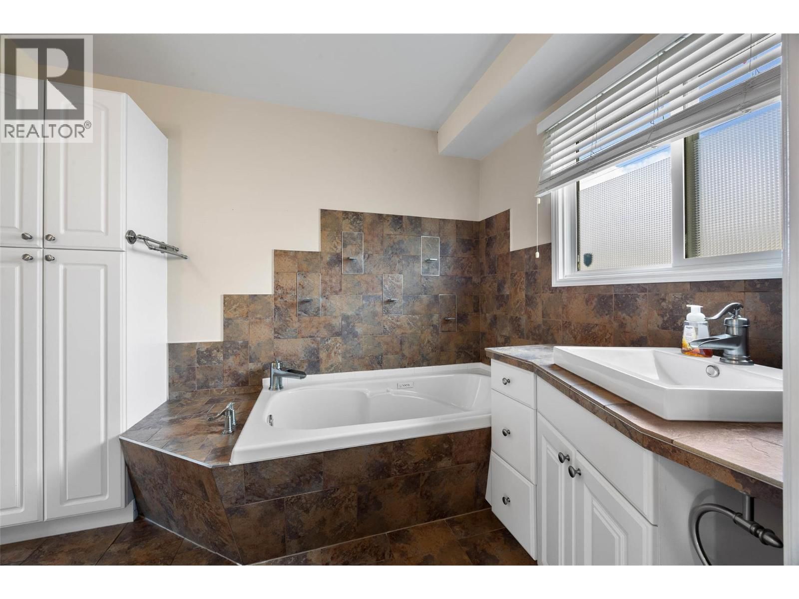 1825 PARKCREST AVENUE Image 12