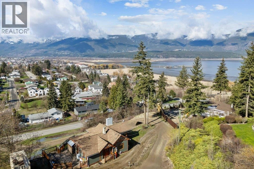 1321 10 Avenue Northeast, Salmon Arm, British Columbia V1E 2V6