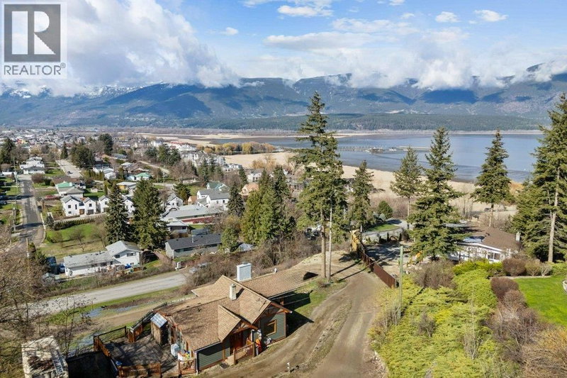 1321 10 Avenue Northeast Salmon Arm British Columbia, V1E 2V6 - 3 Bedrooms Home For Sale