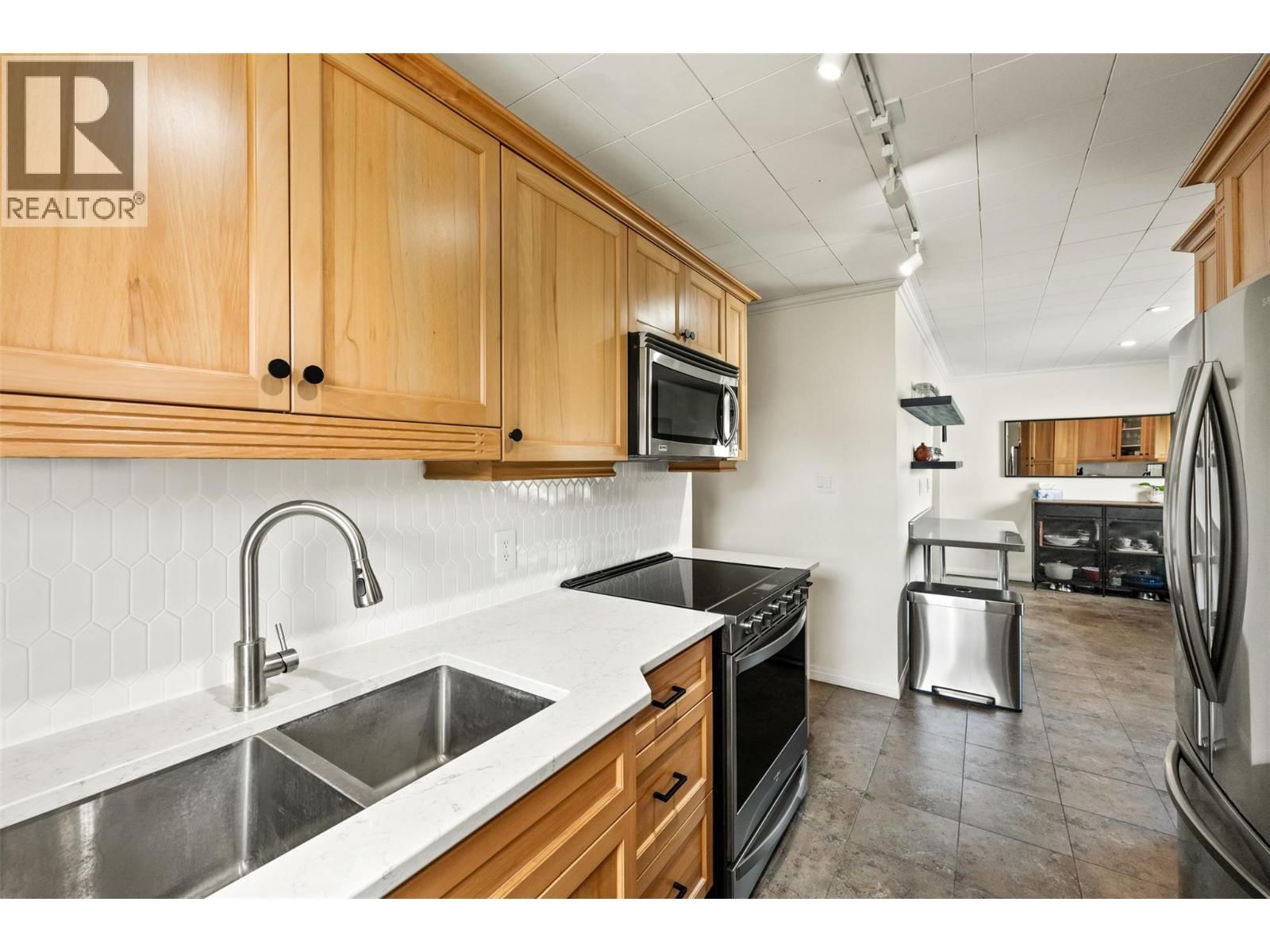 6437 BADGER STREET Image 17