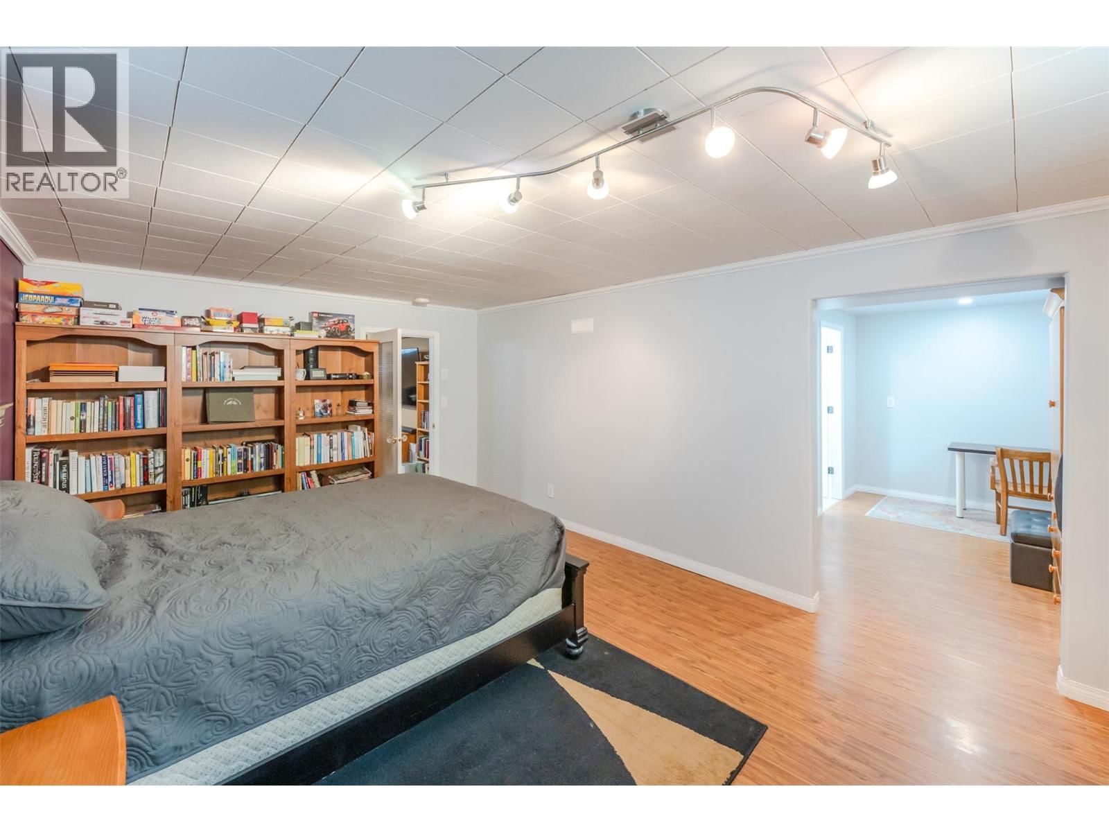 6437 BADGER STREET Image 26