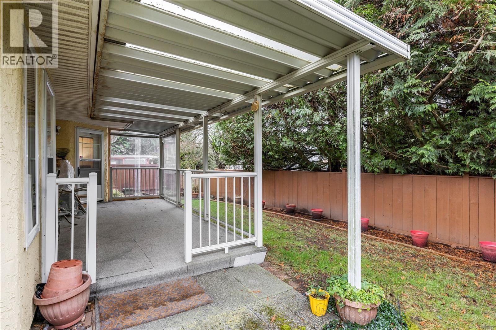 2 4752 Uplands Drive property photo