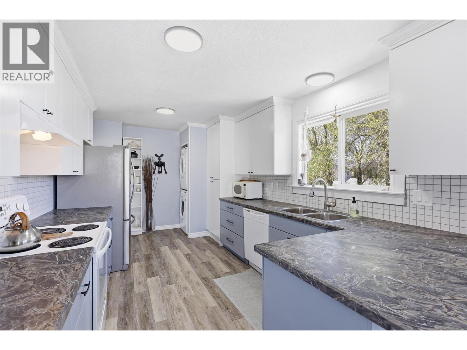 1363 SCHUBERT DRIVE Image 15