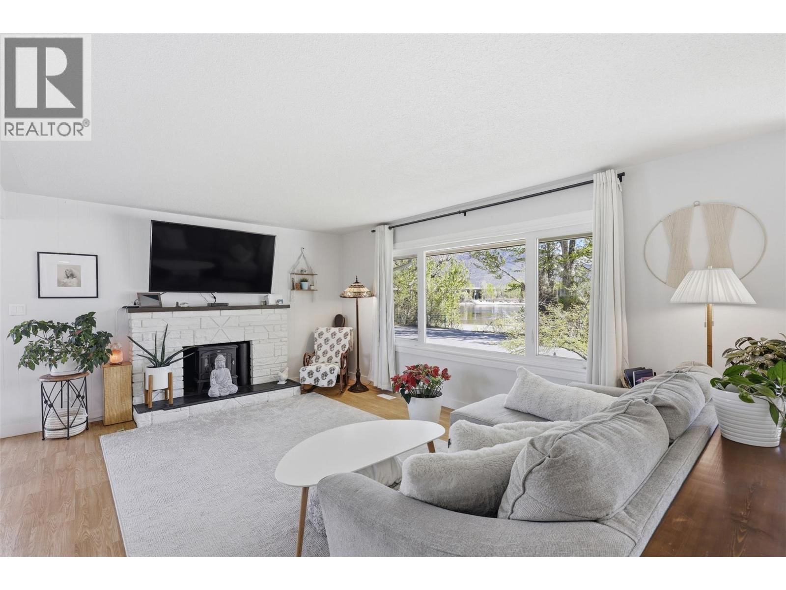 1363 SCHUBERT DRIVE Image 3