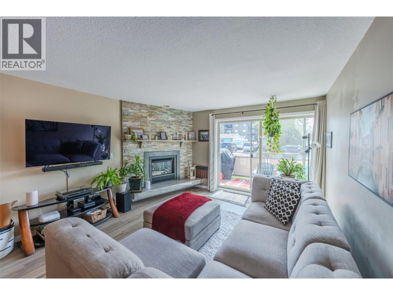 335 Churchill Avenue Penticton British Columbia, V2A 1C9 - 2 Bedrooms Waterfront Home For sale