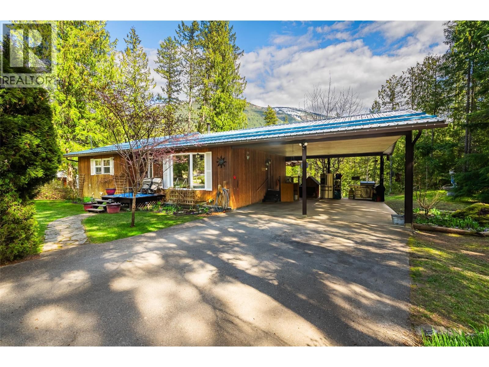 16324 Bowe Road, Crawford Bay, British Columbia V0B 1E0