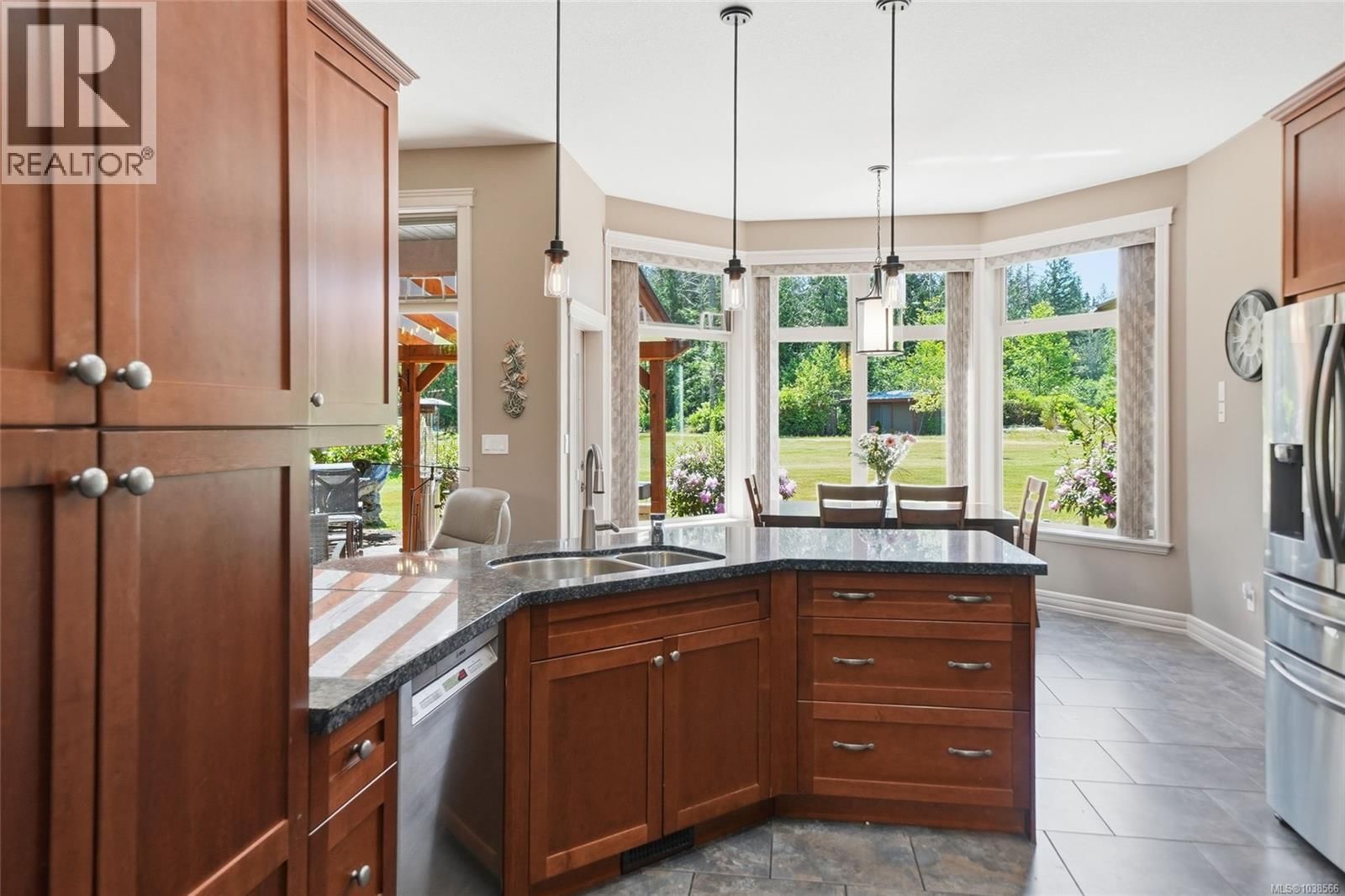 990 View Road property photo