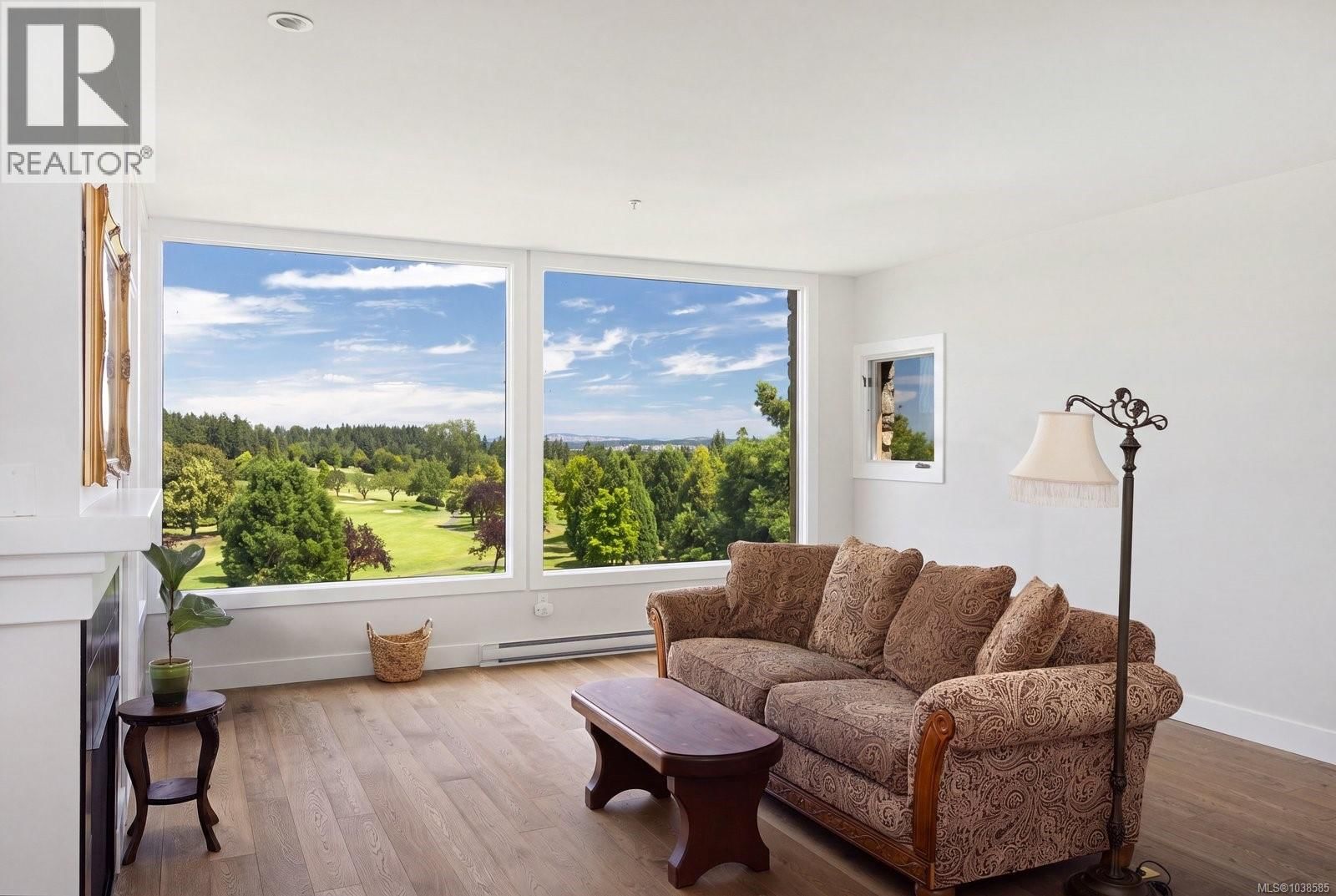 304 5327 Cordova Bay Road property photo