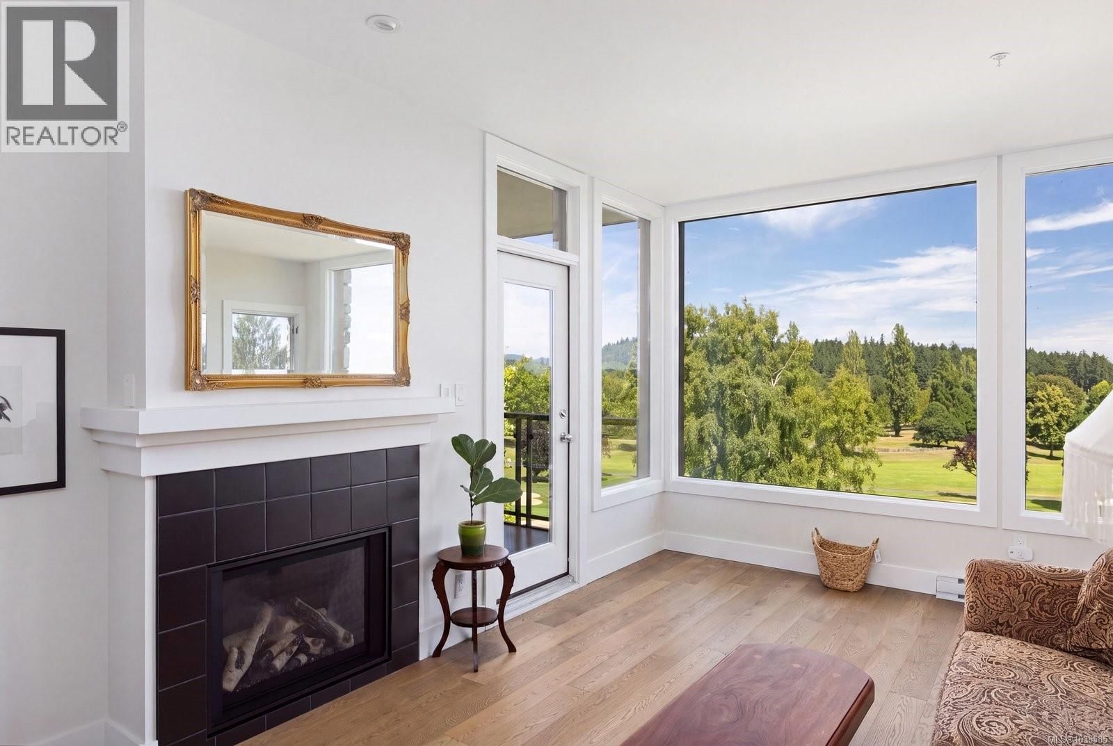 304 5327 Cordova Bay Road property photo