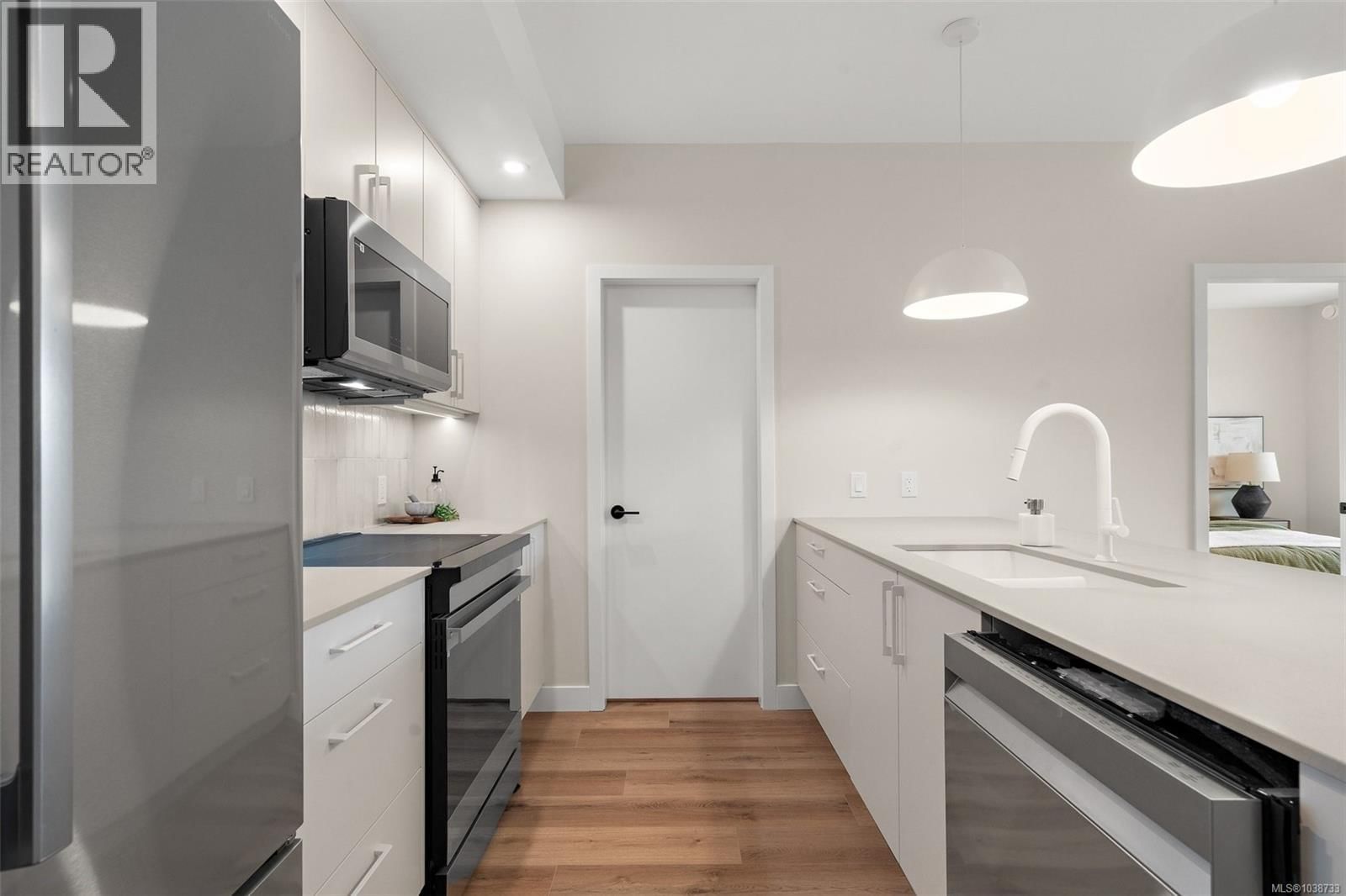 213 2881 Leigh Road property photo