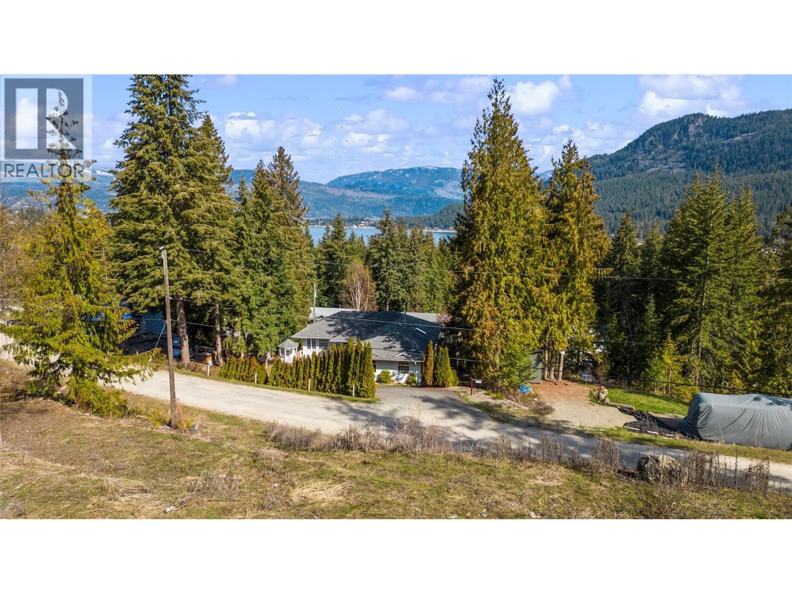 2622 Woodland Place, Blind Bay, British Columbia V0E 1H2