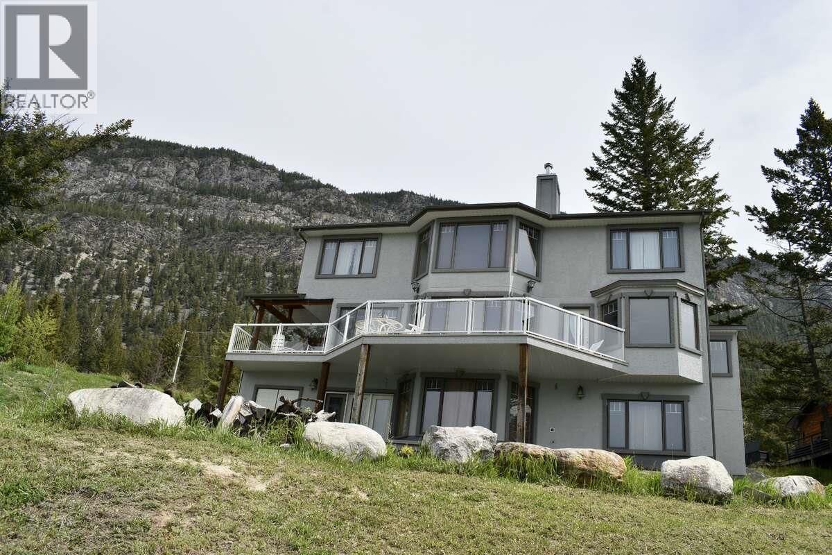 8381 RICHARDSON Crescent, Canal Flats, British Columbia V0B 1B0