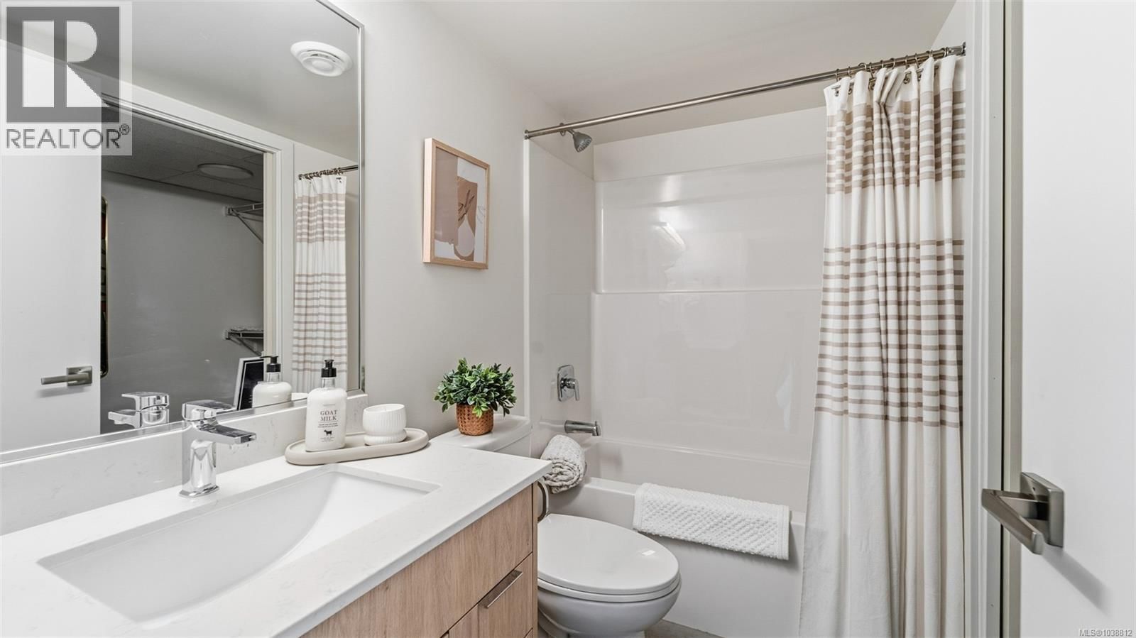 2304 4201 Tyndall Avenue property photo