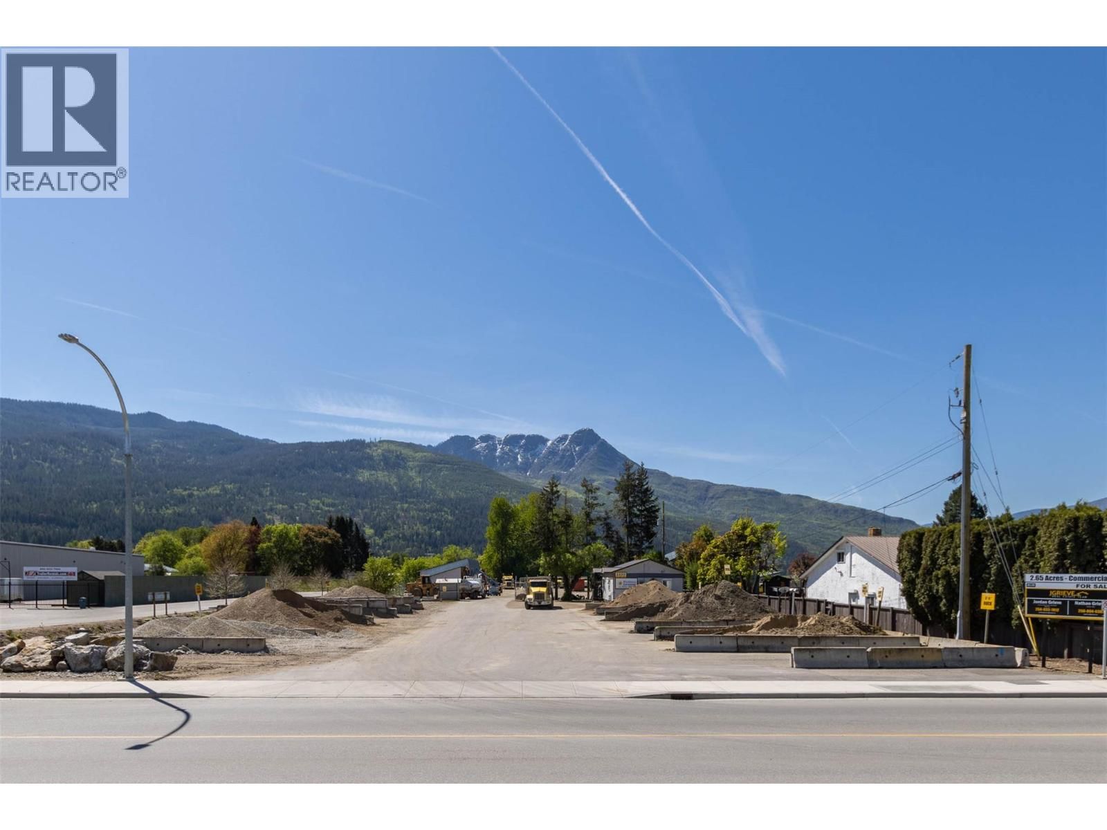 2220/2270 10 Avenue Southwest, Salmon Arm, British Columbia V1E 0E1