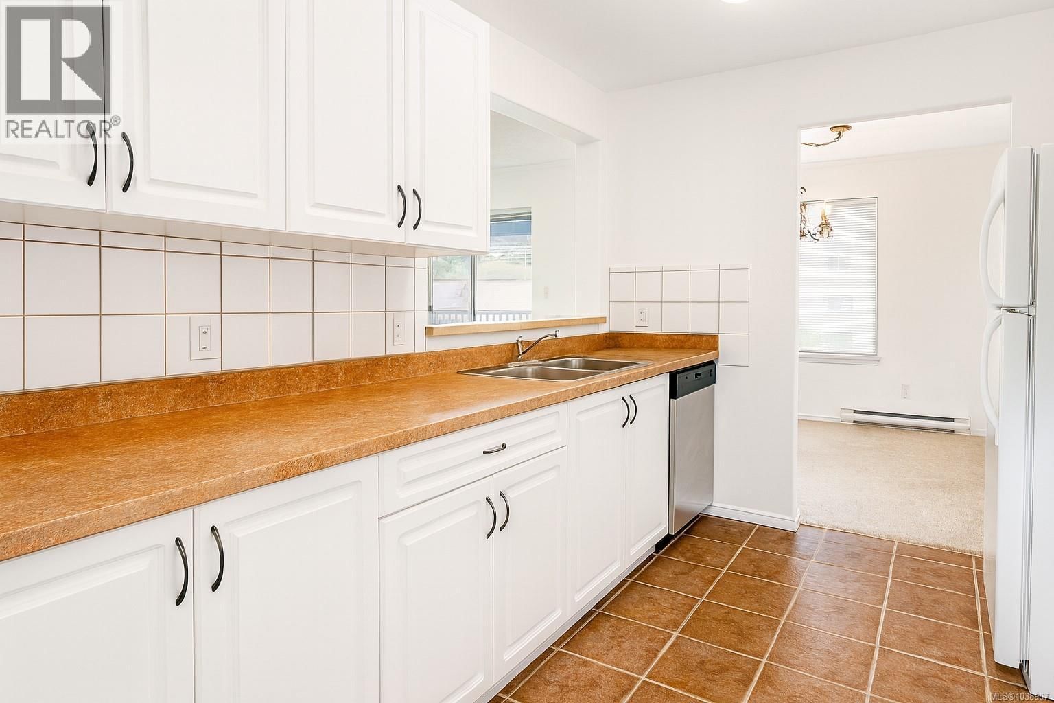 207 2568 Dingwall Street property photo