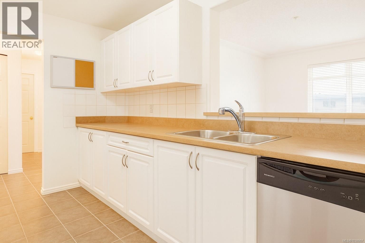 207 2568 Dingwall Street property photo
