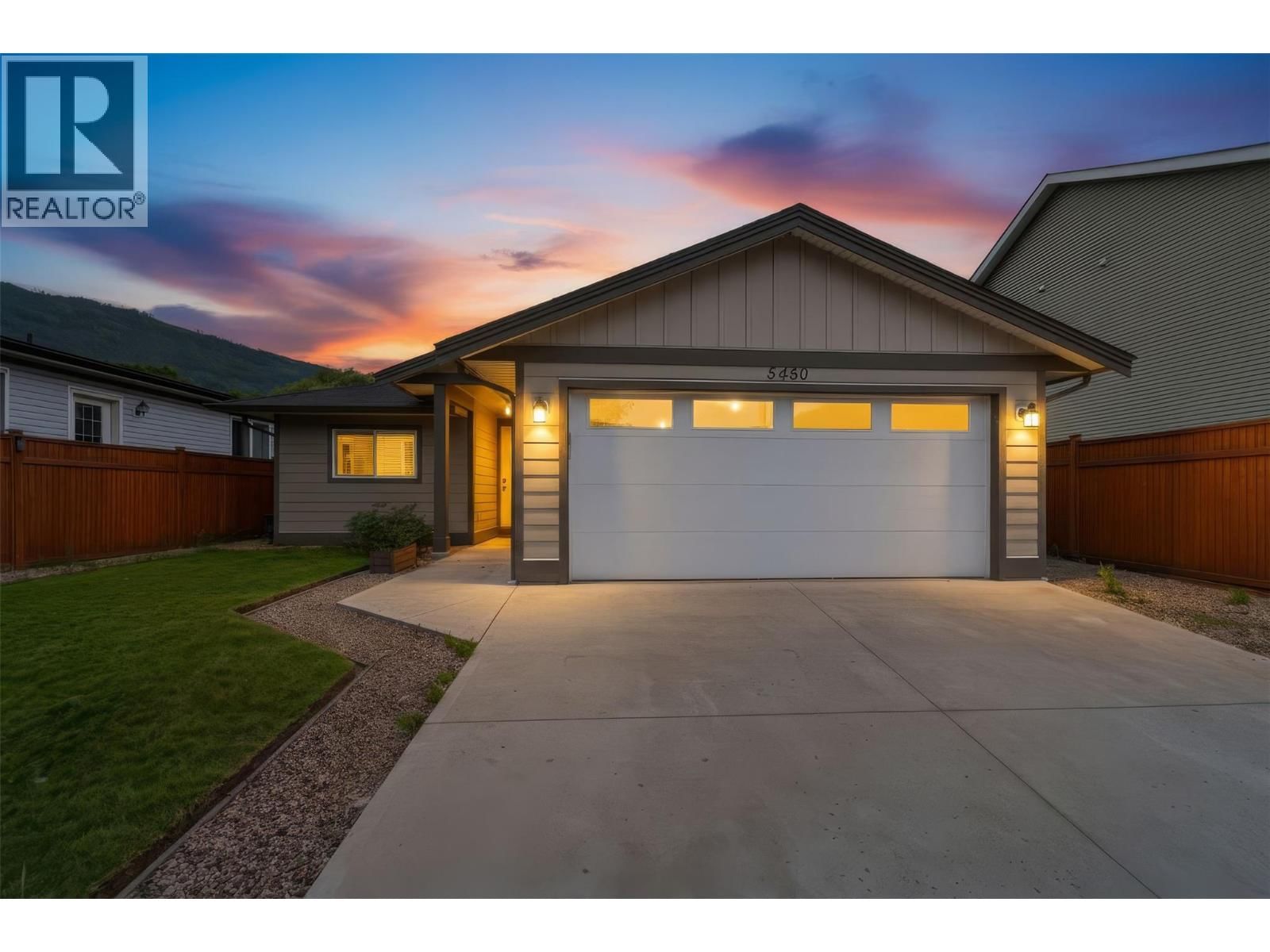 5480 Canoe Beach Drive Northeast, Salmon Arm, British Columbia V1E 2M5