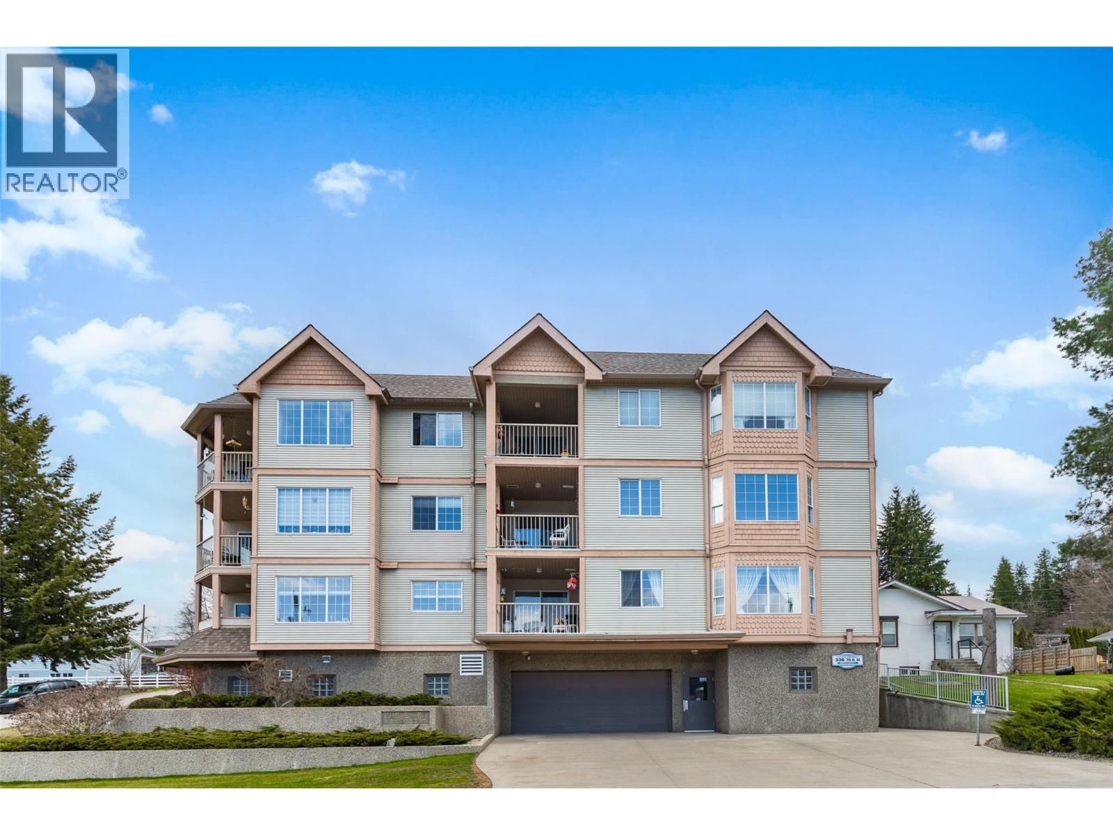 330 7 Street Southeast, Salmon Arm, British Columbia V1E 1S7