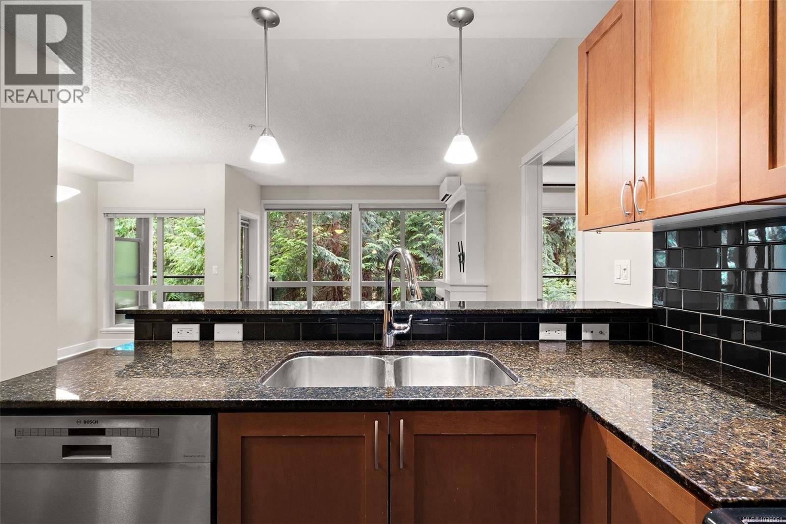 205 631 Brookside Road property photo