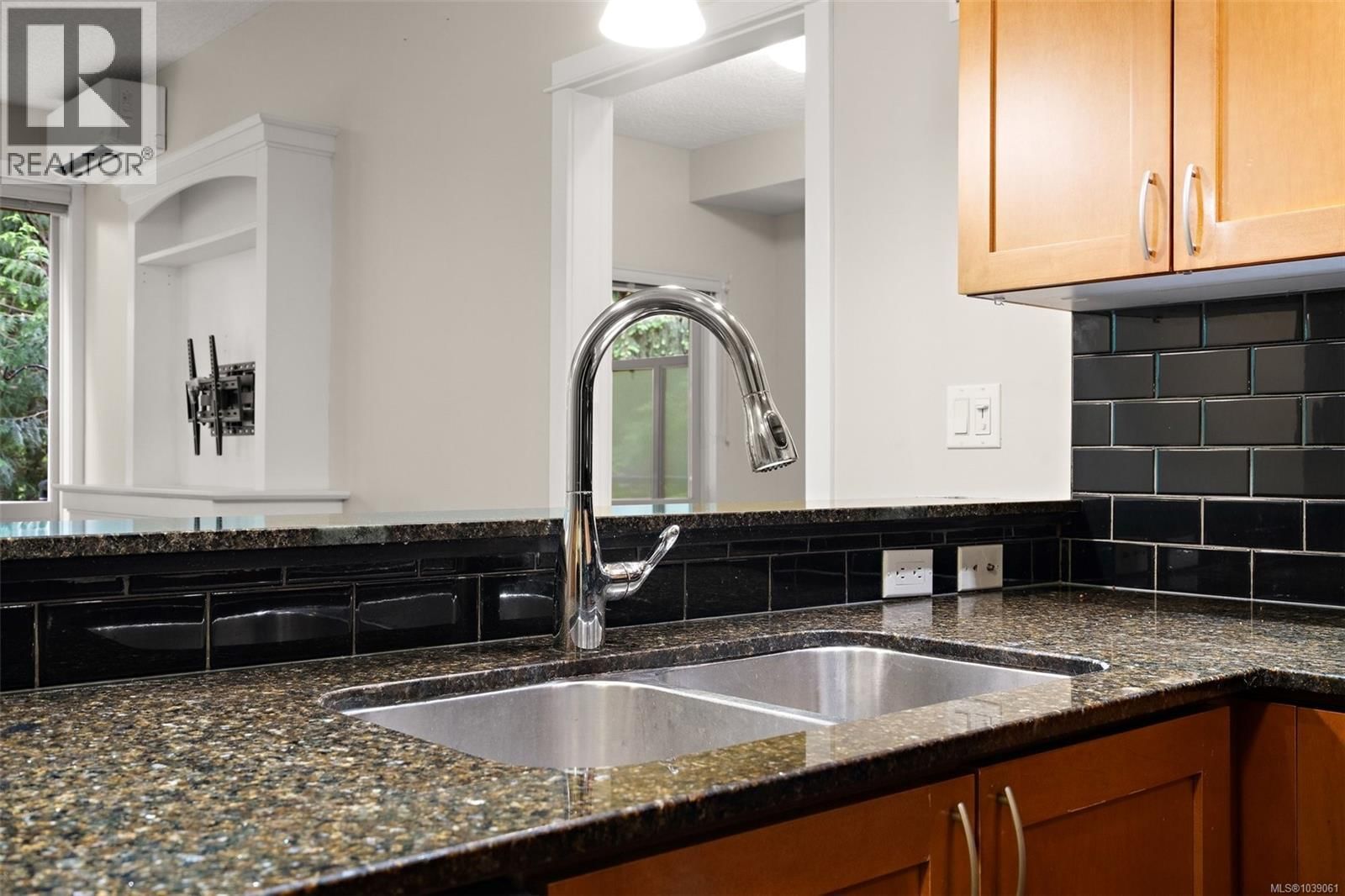 205 631 Brookside Road property photo