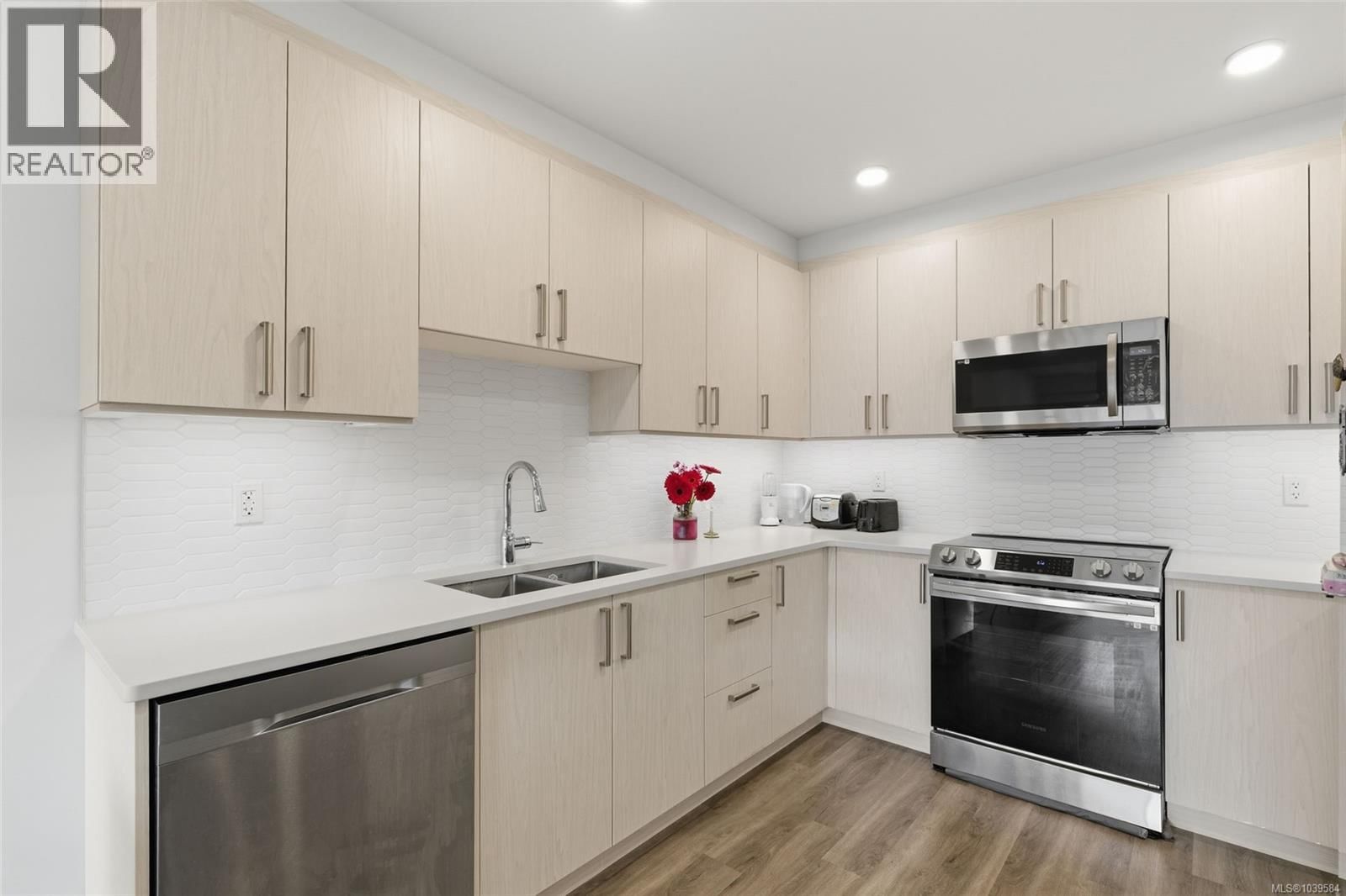 202 135 Haliburton Street property photo