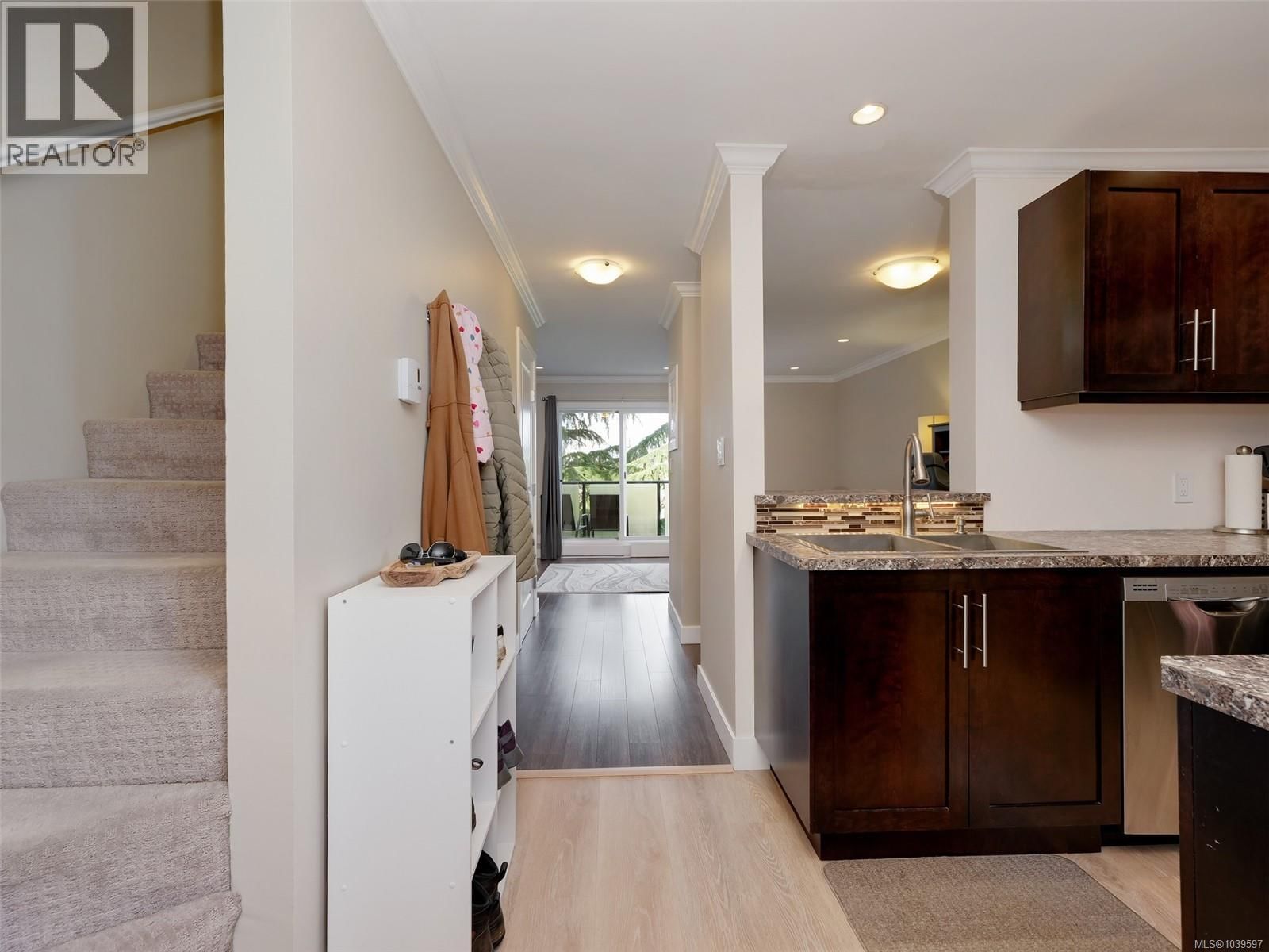 201 991 Cloverdale Avenue property photo