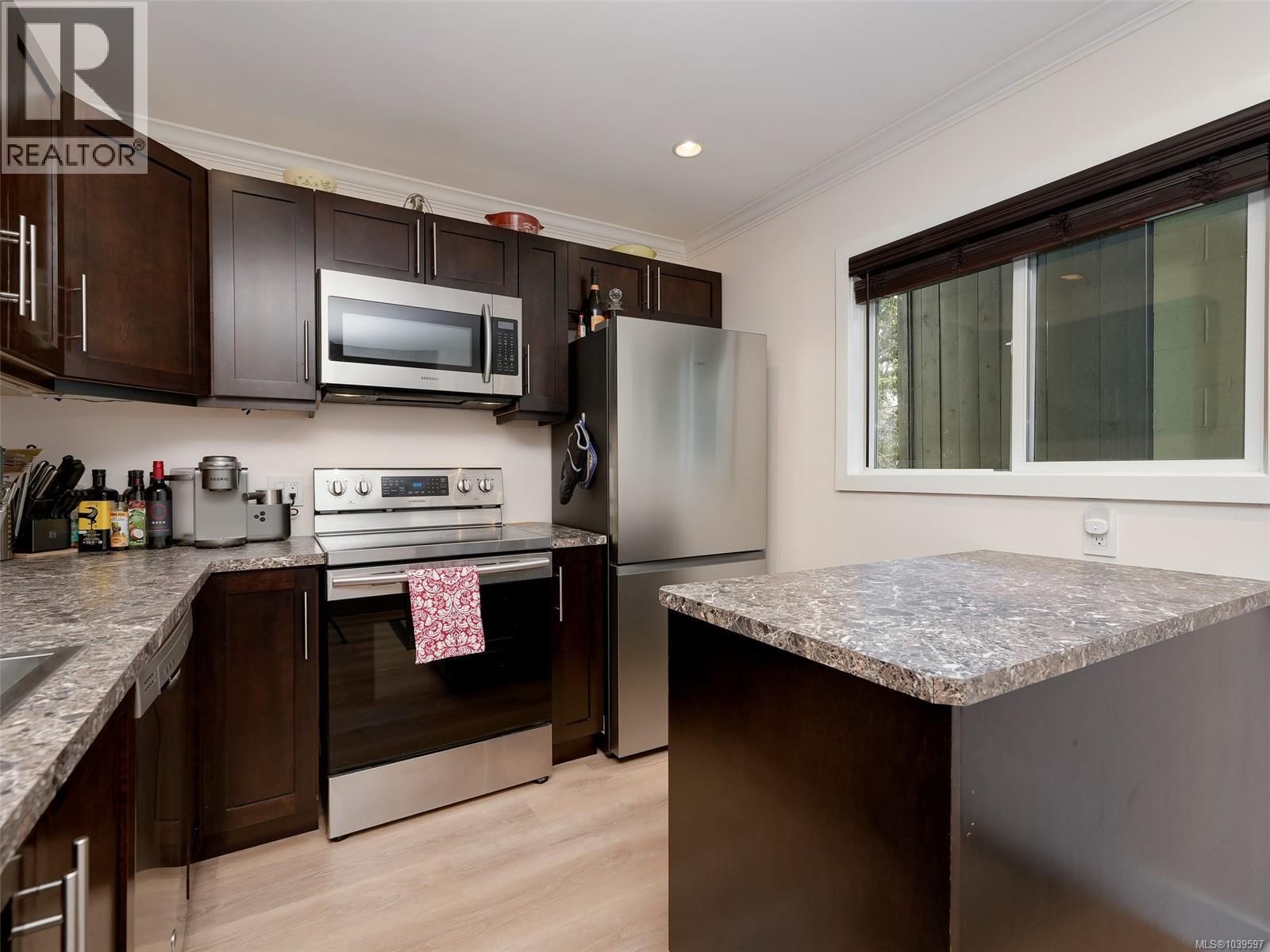 201 991 Cloverdale Avenue property photo