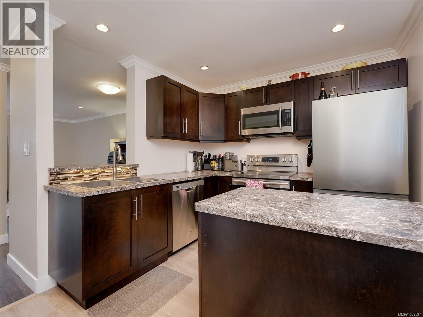 201 991 Cloverdale Avenue property photo