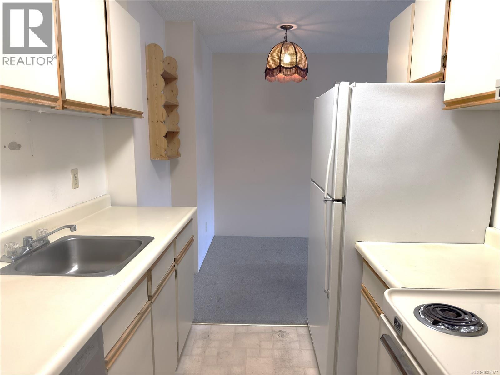 310 2815 Departure Bay Road property photo