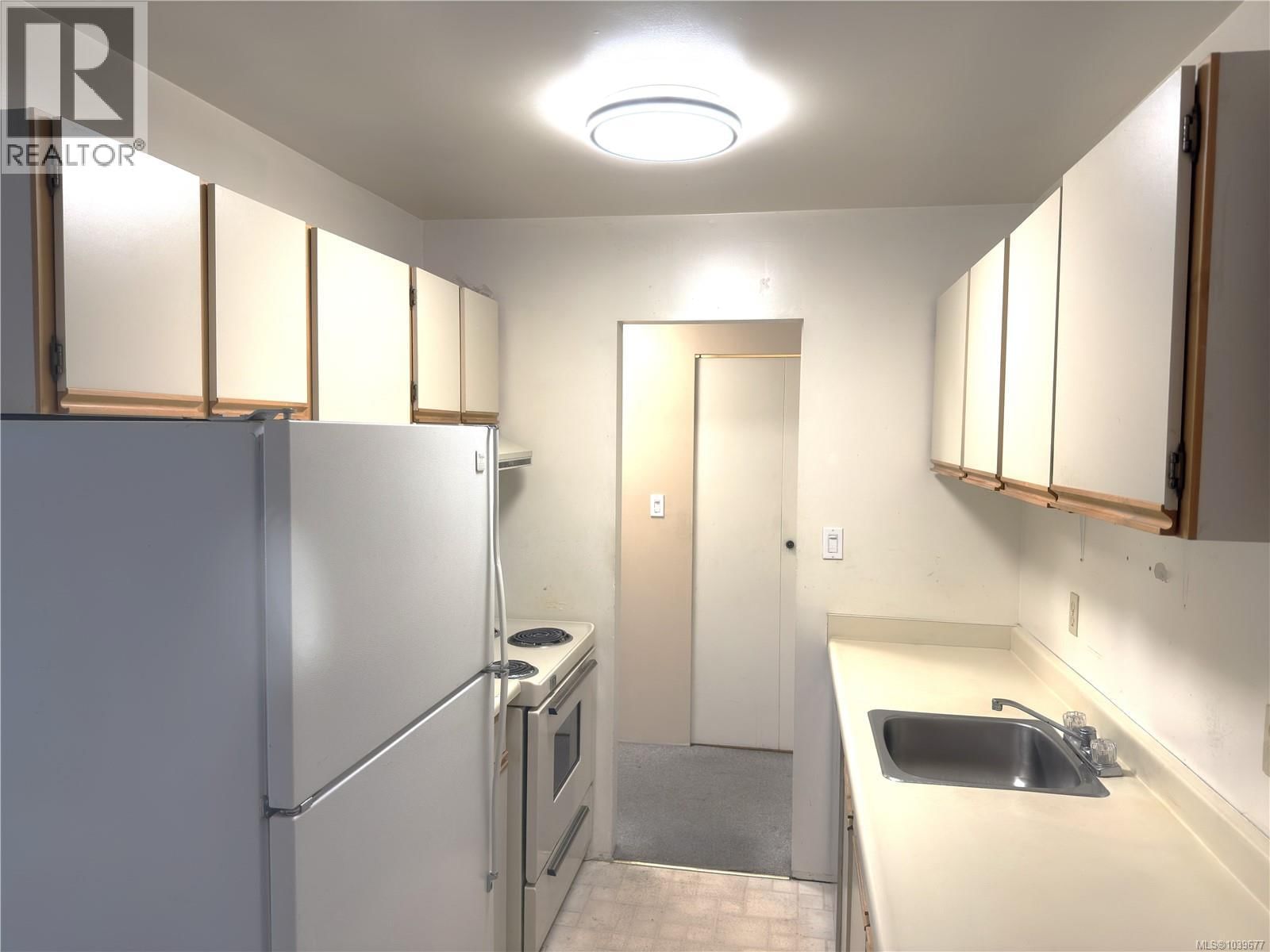 310 2815 Departure Bay Road property photo