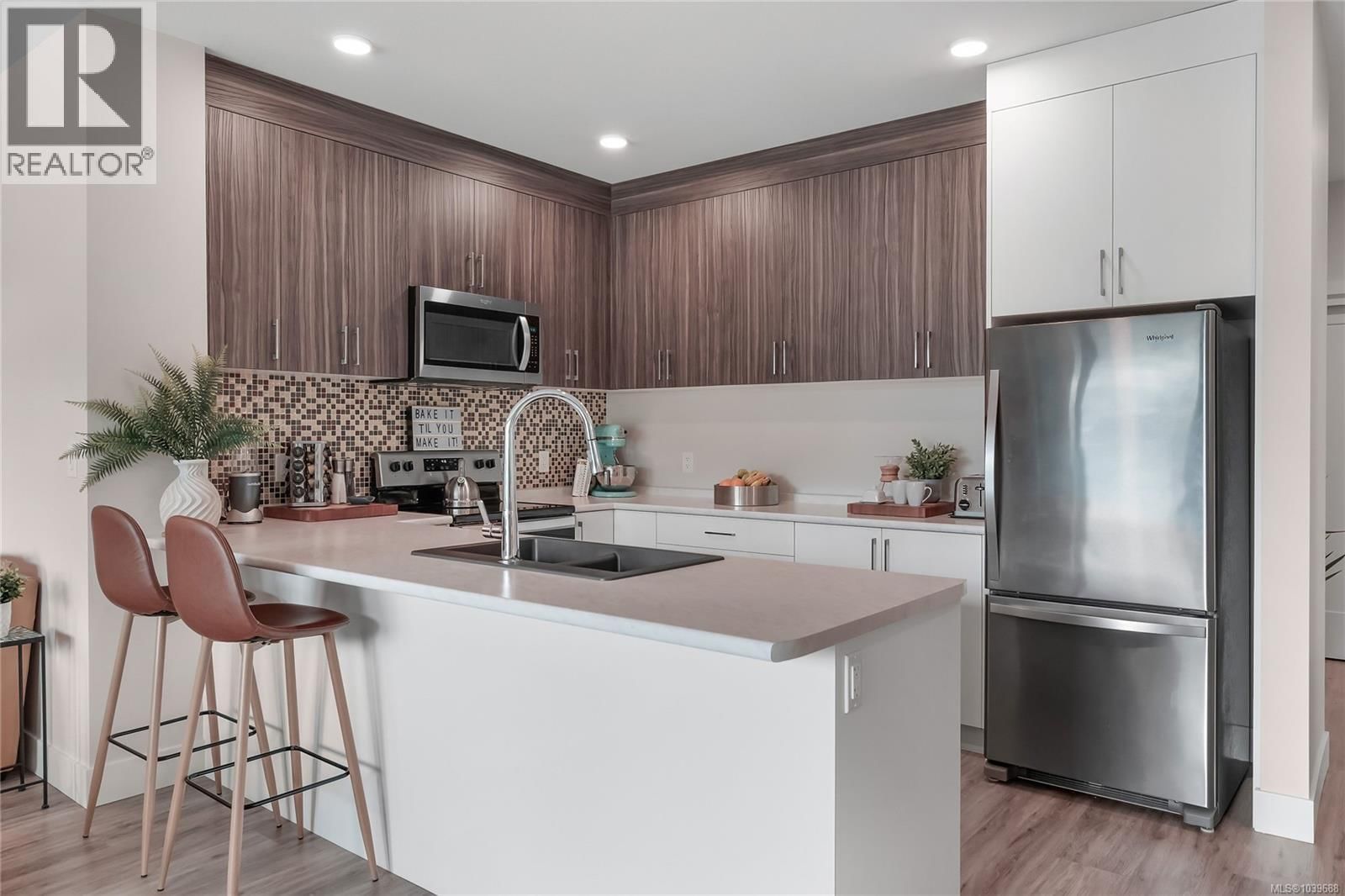 201 6544 Metral Drive property photo