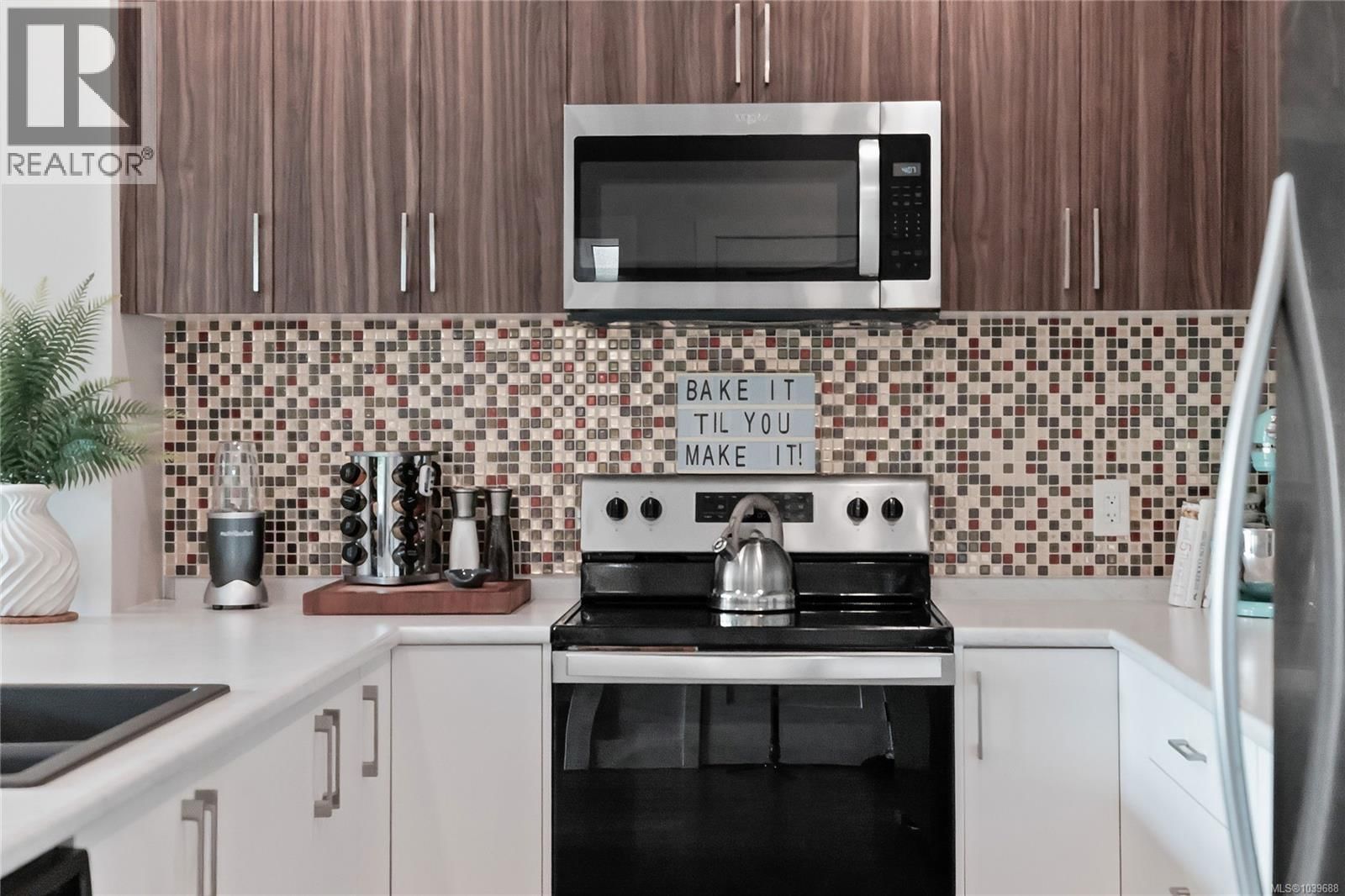 201 6544 Metral Drive property photo