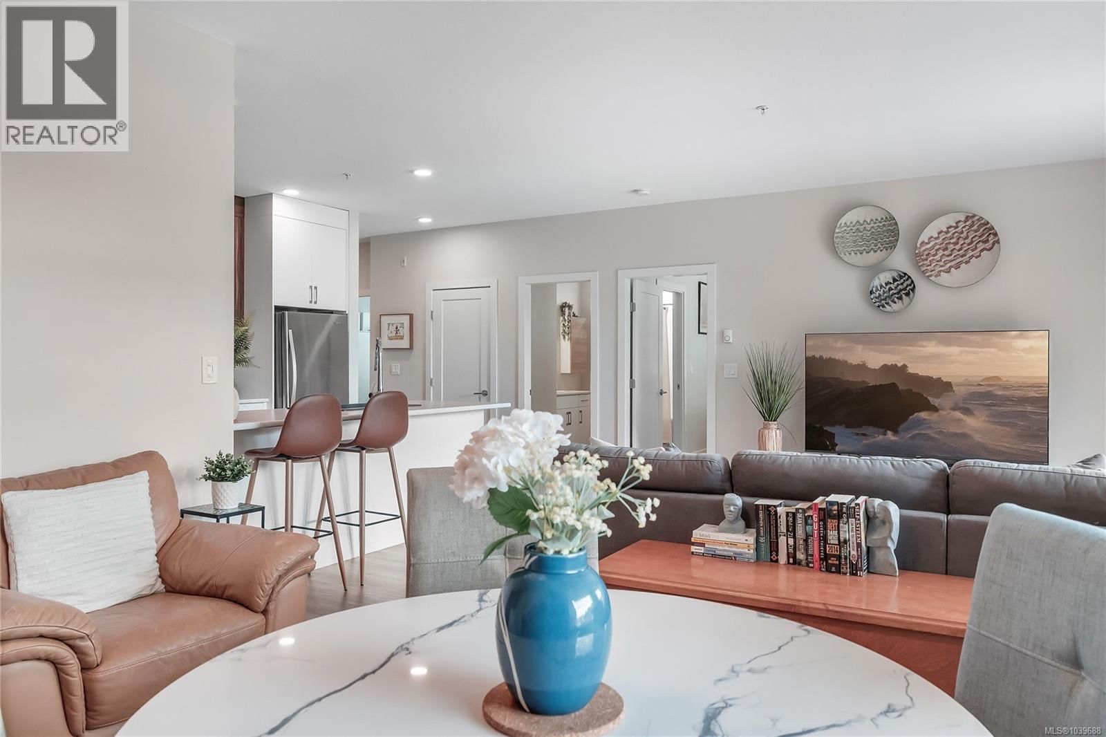 201 6544 Metral Drive property photo