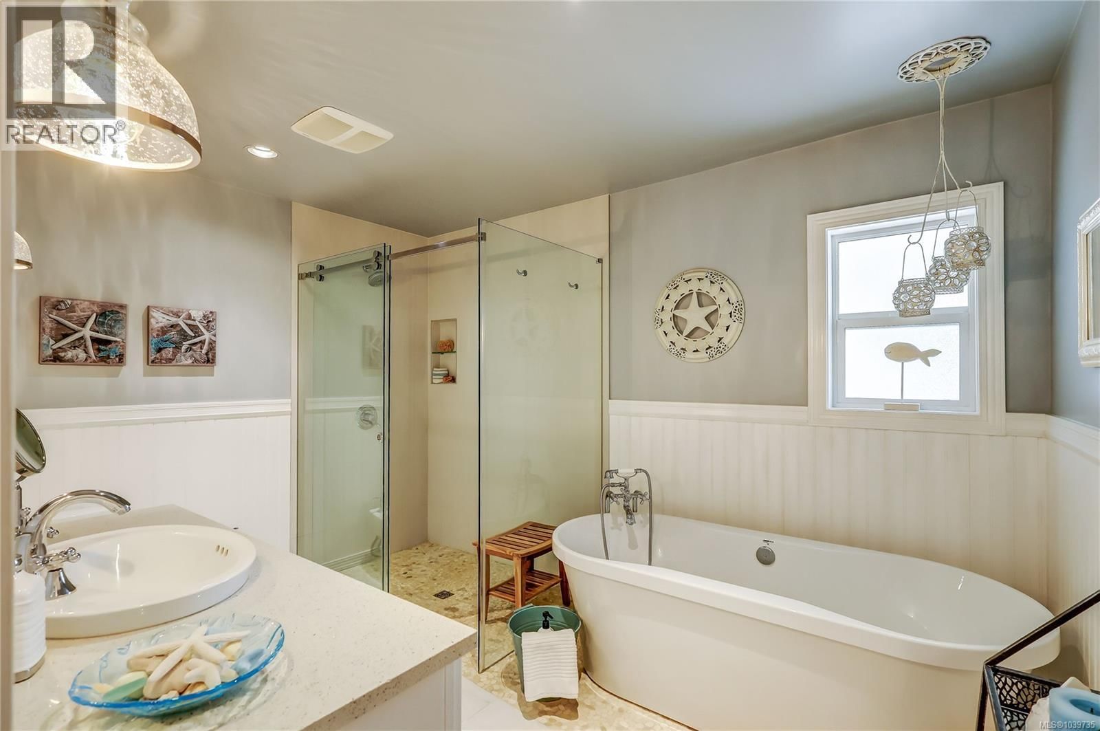 1569 Murdoch Road property photo