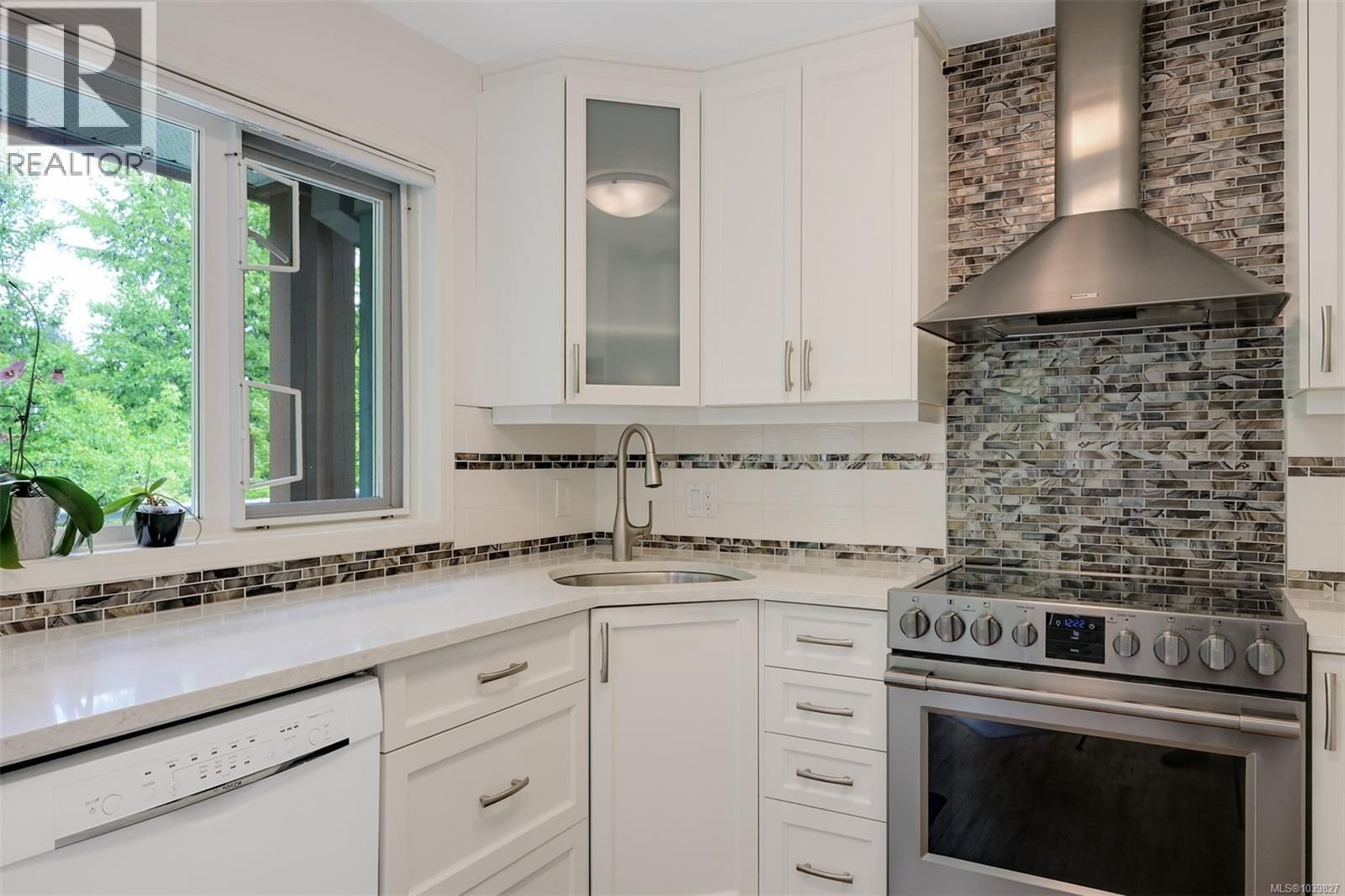 306 490 Marsett Place property photo
