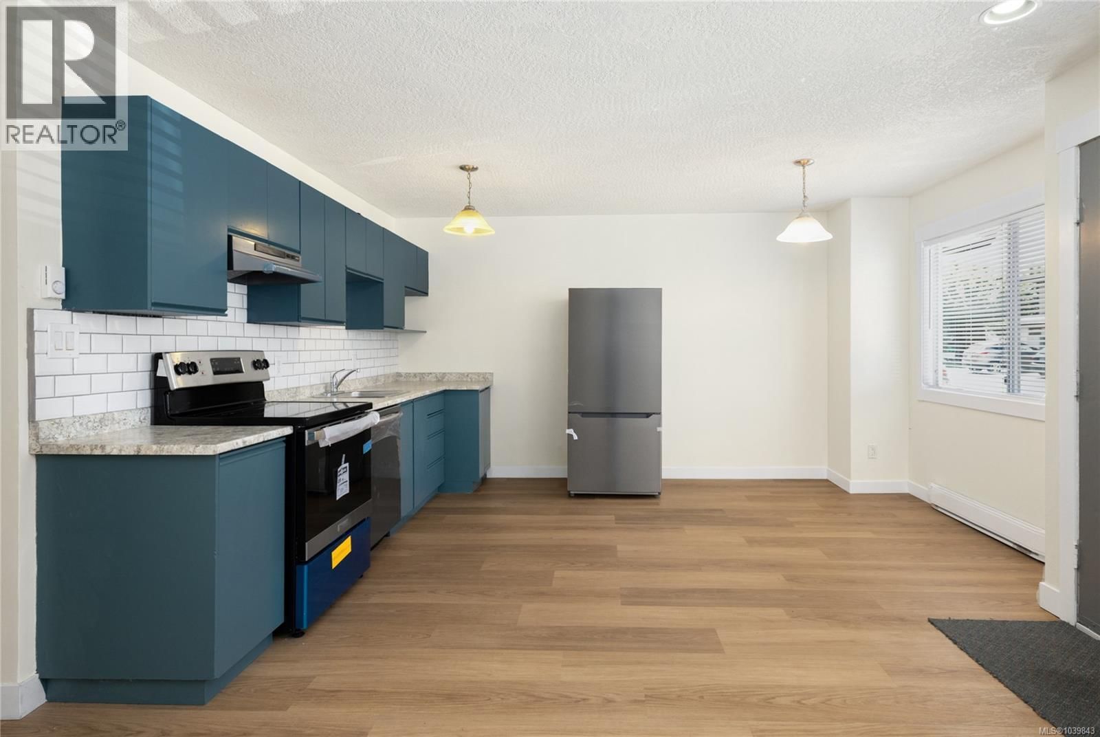 304 2525 Dingwall Street