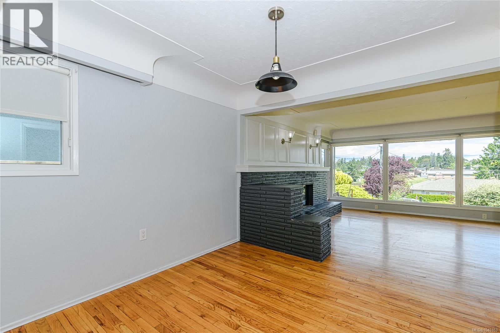 585 Baker Street property photo
