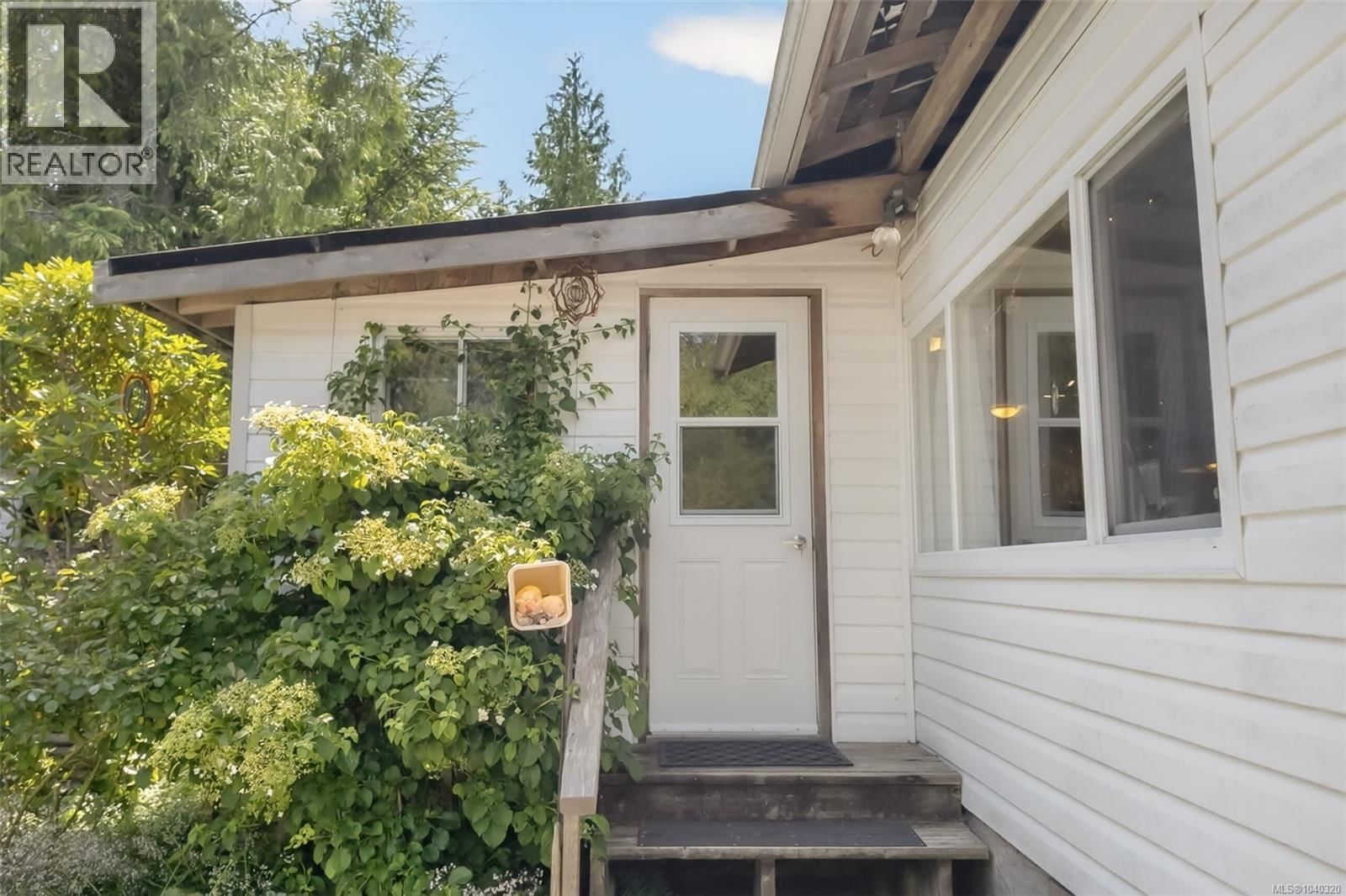 16 911 Campbell Street property photo