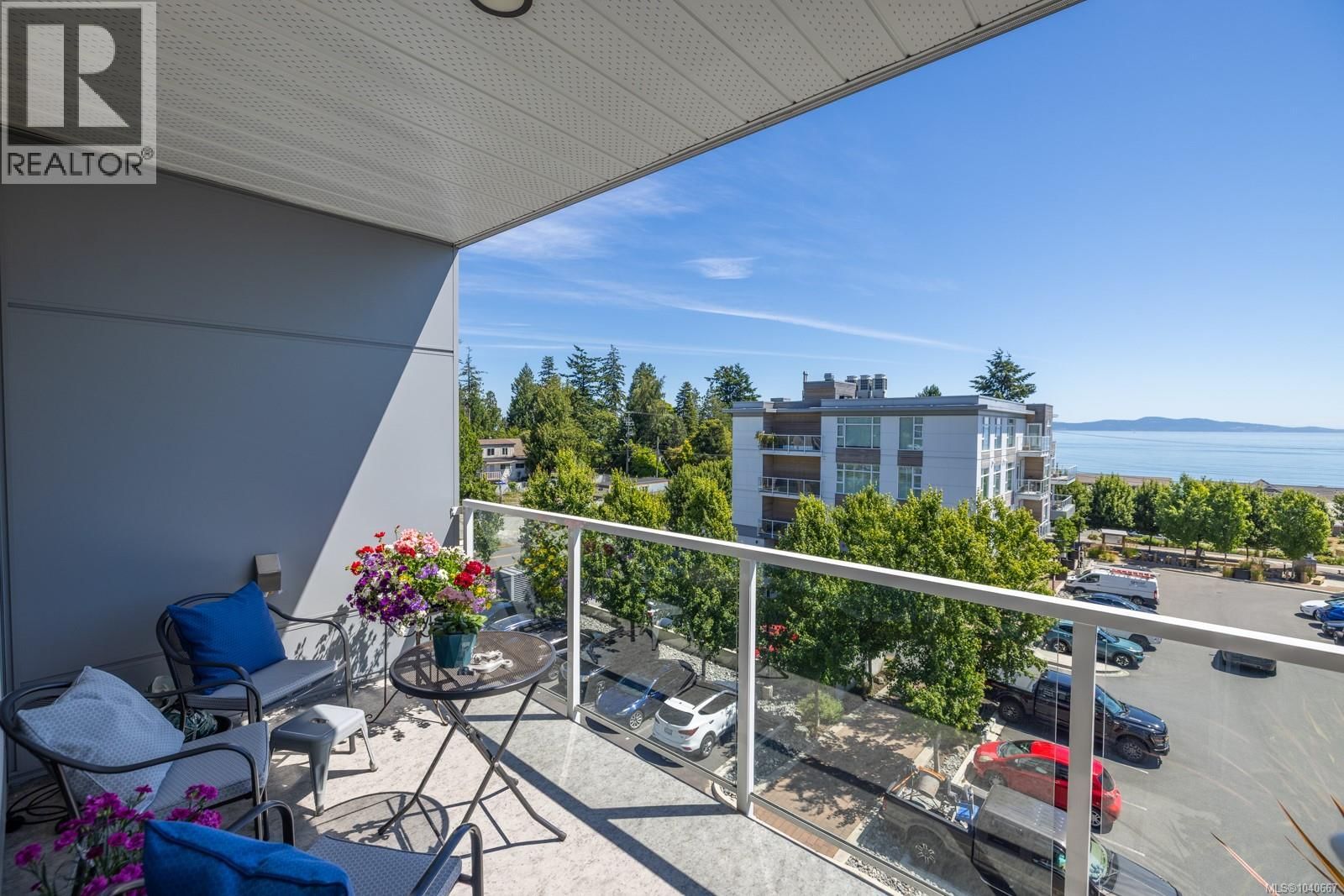 305 5120 Cordova Bay Road property photo