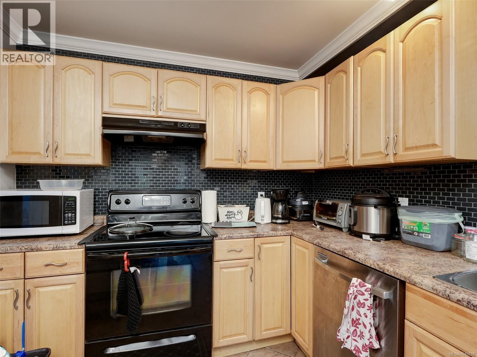 111 3215 Alder Street property photo