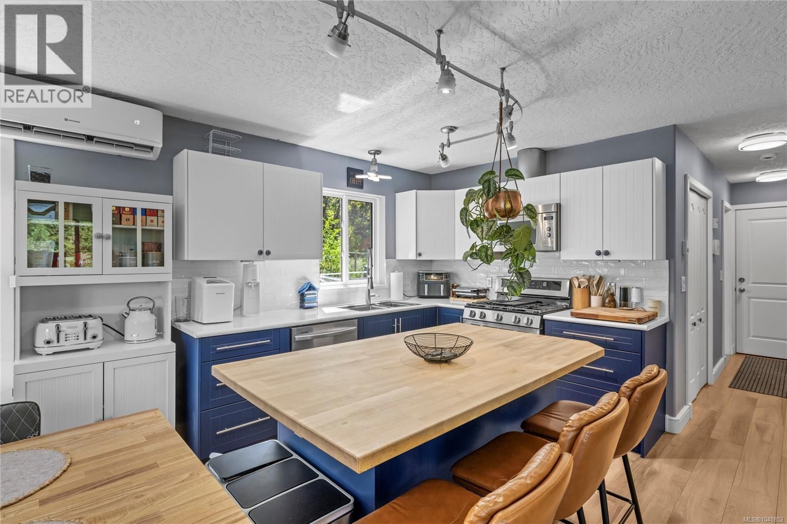 1691 Meadowood Way property photo
