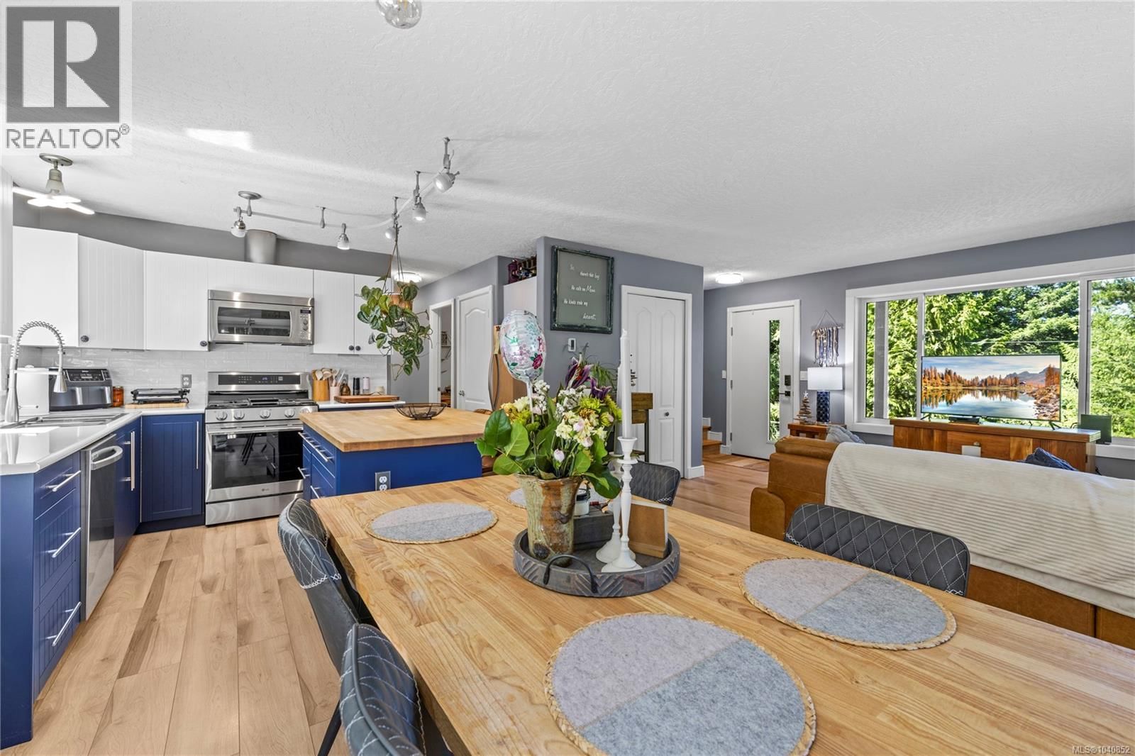 1691 Meadowood Way property photo