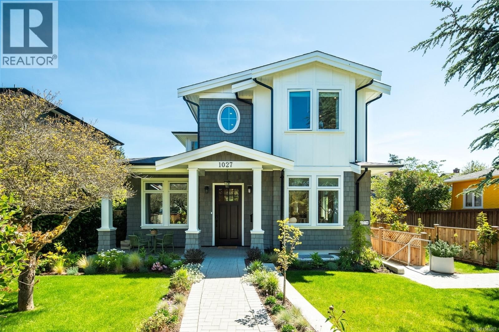 1027 Hampshire Road, Oak Bay, British Columbia V8S 4S8