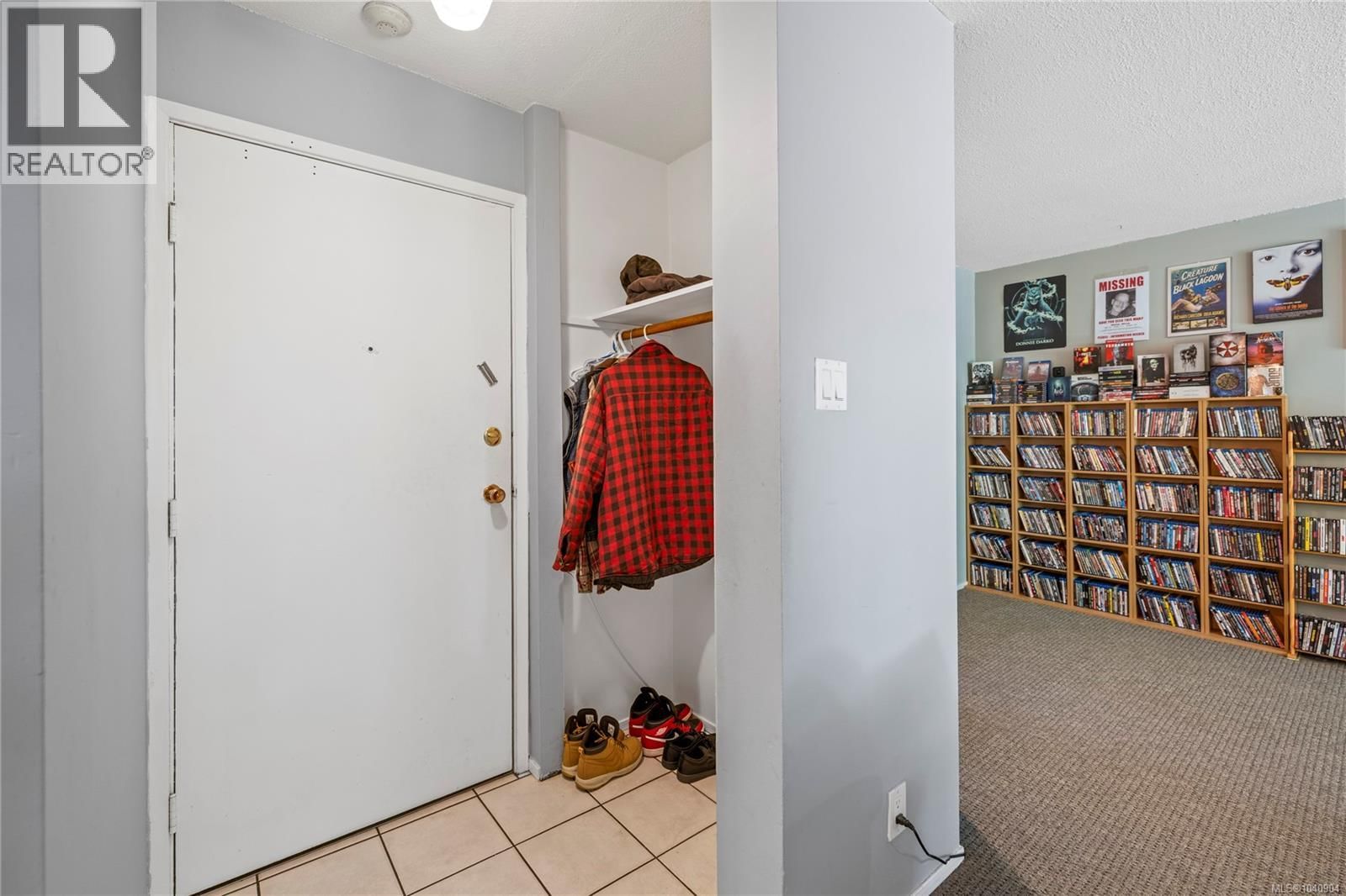 5208 999 Bowen Road property photo