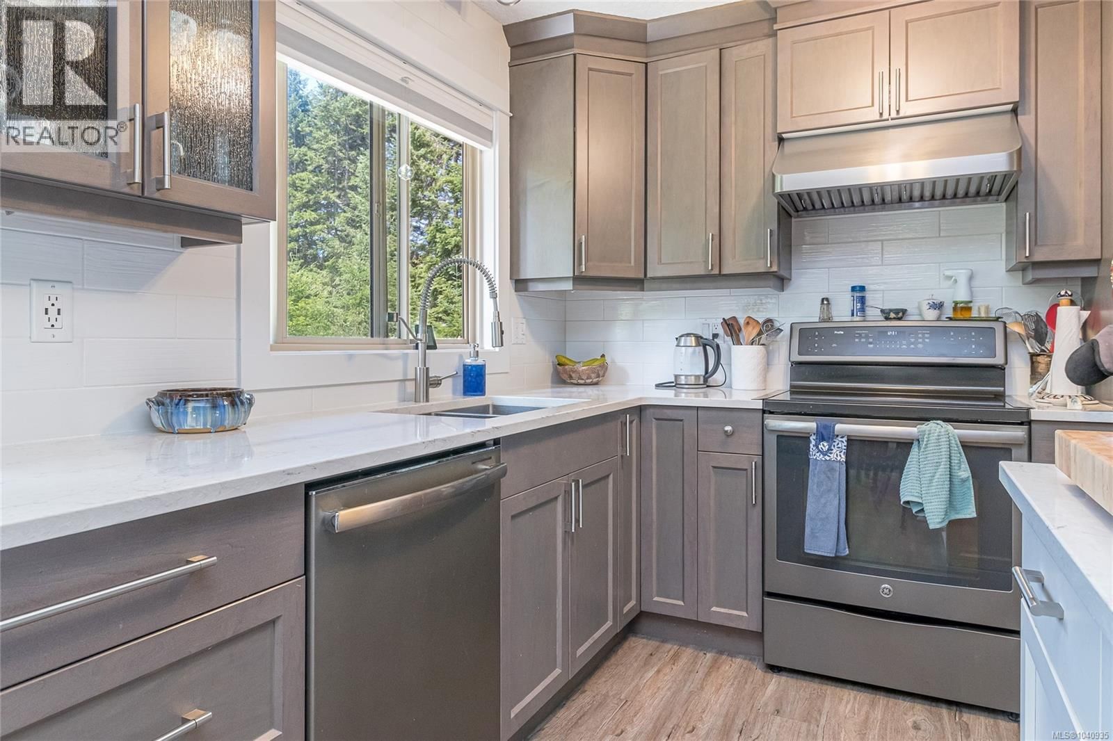 6340 Island Highway property photo