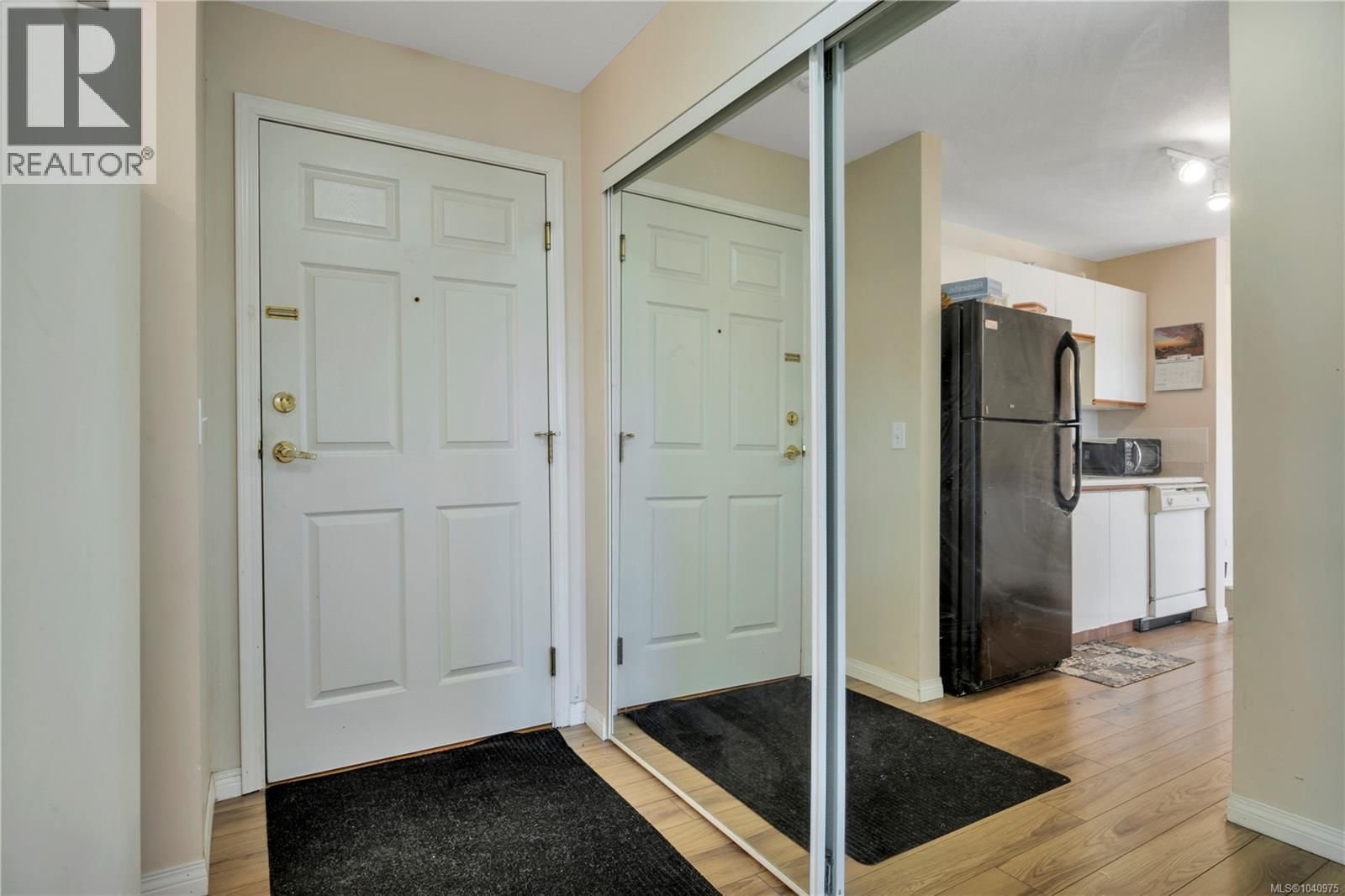 302 1631 Dufferin Crescent property photo