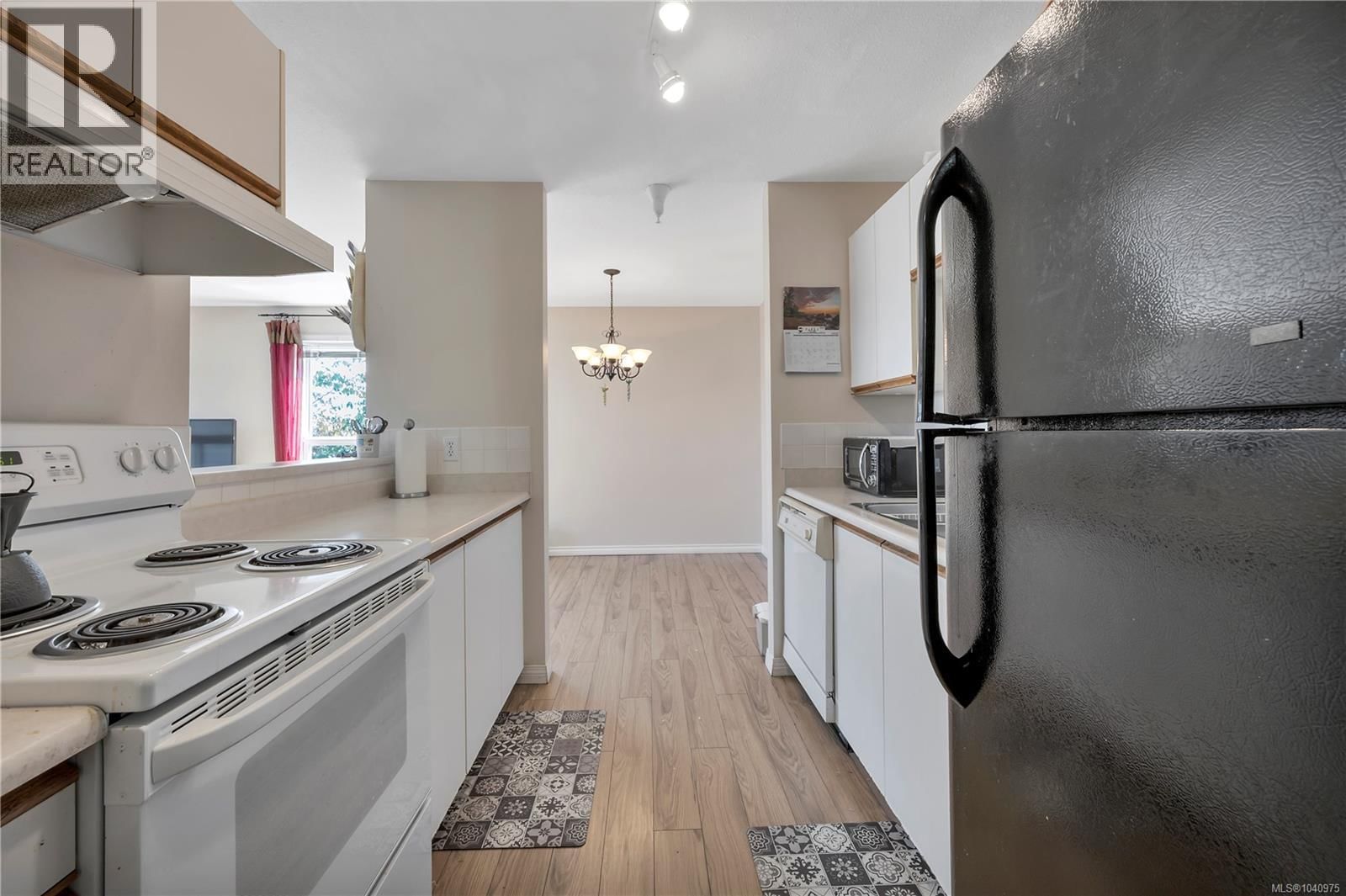 302 1631 Dufferin Crescent property photo
