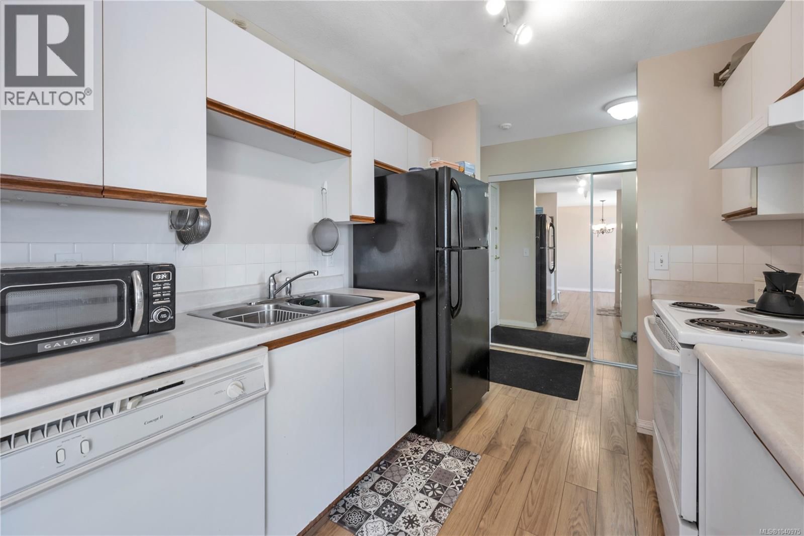 302 1631 Dufferin Crescent property photo