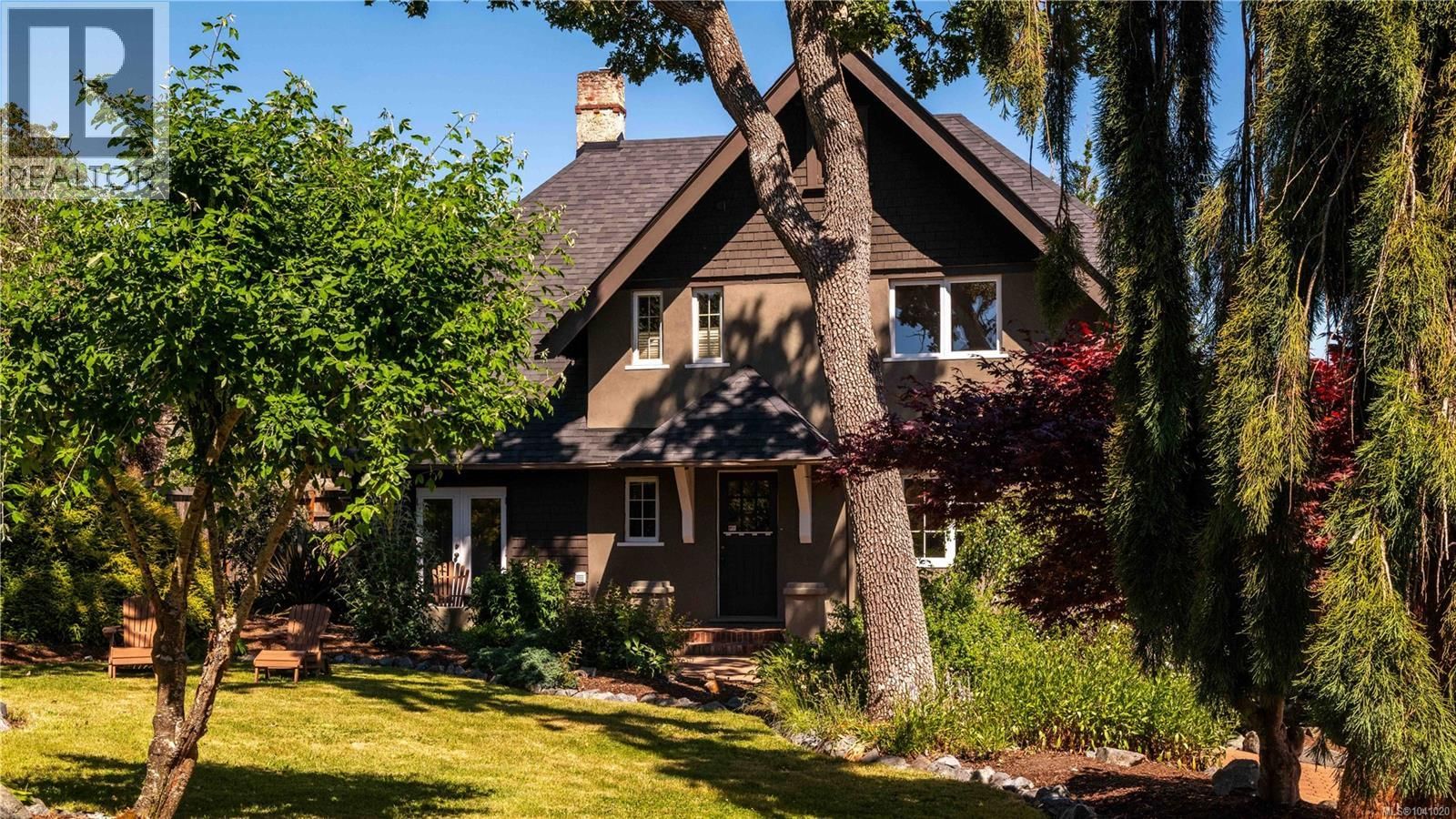 1562 Richardson Street, Victoria, British Columbia V8S 1R3