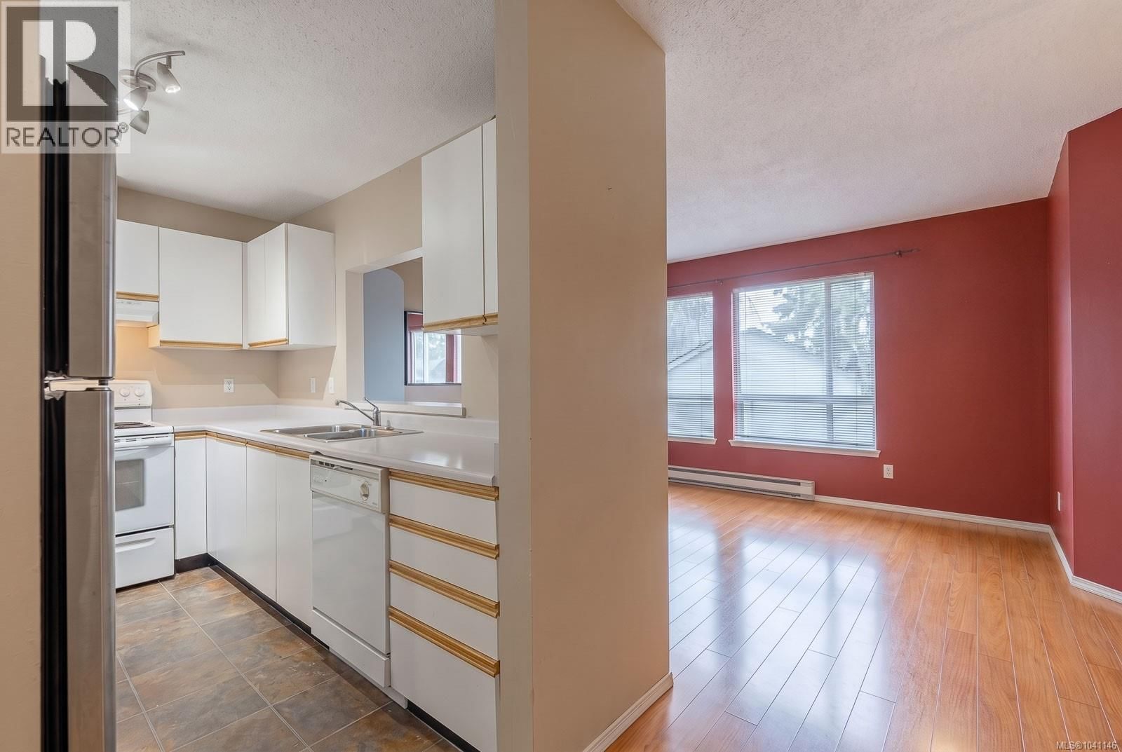 307 1912 Bowen Road property photo